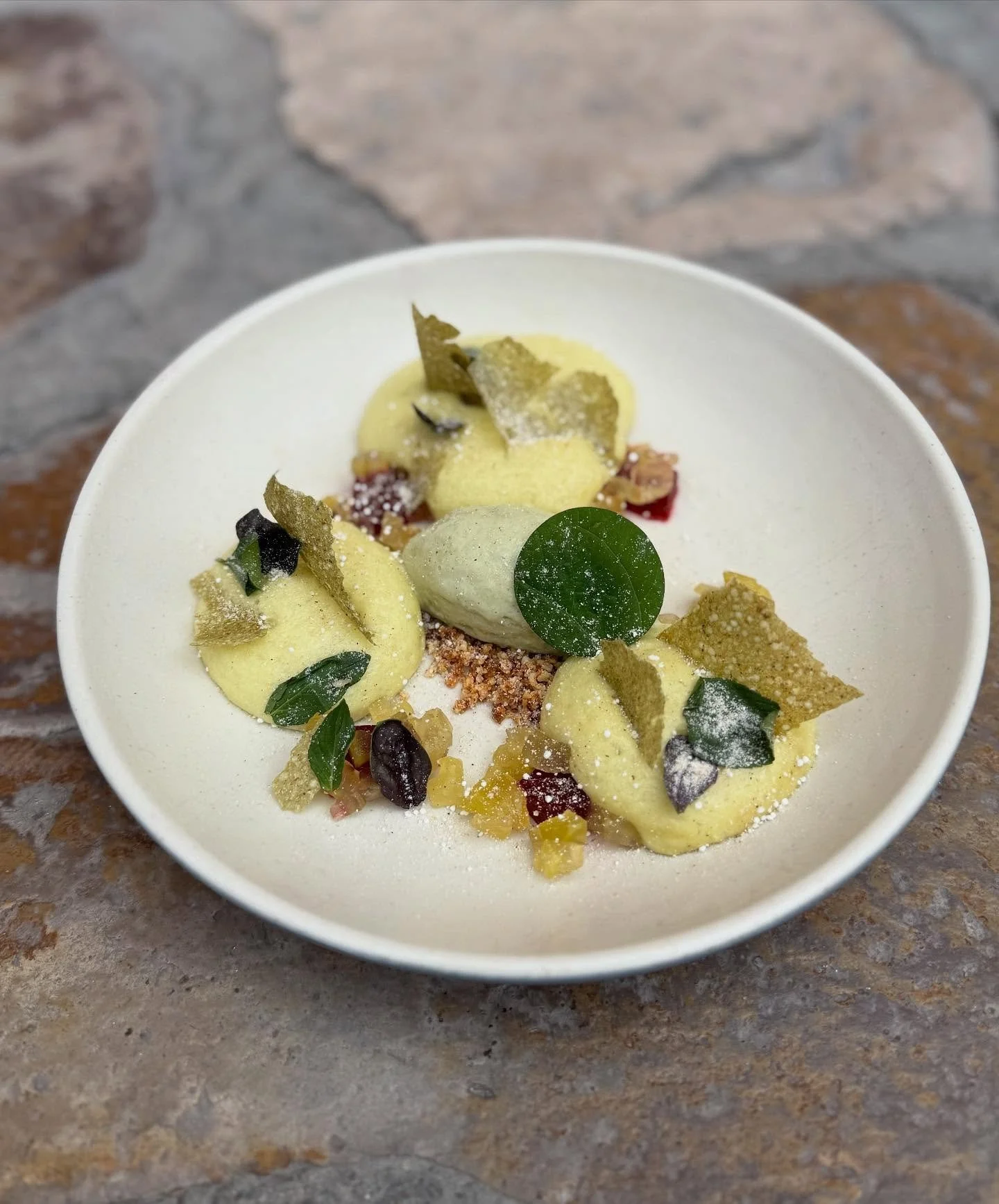 🇲🇽✨ Celebramos a M&eacute;xico en cada sabor ✨🇲🇽

Este mes patrio preparamos un postre que honra los ingredientes que hacen &uacute;nica nuestra tierra:
 🍃 Espuma de tuna verde ❤️ Ate de tuna roja 🌵 Xoconostle 🍦 Helado de hoja santa 🌾 Crujien