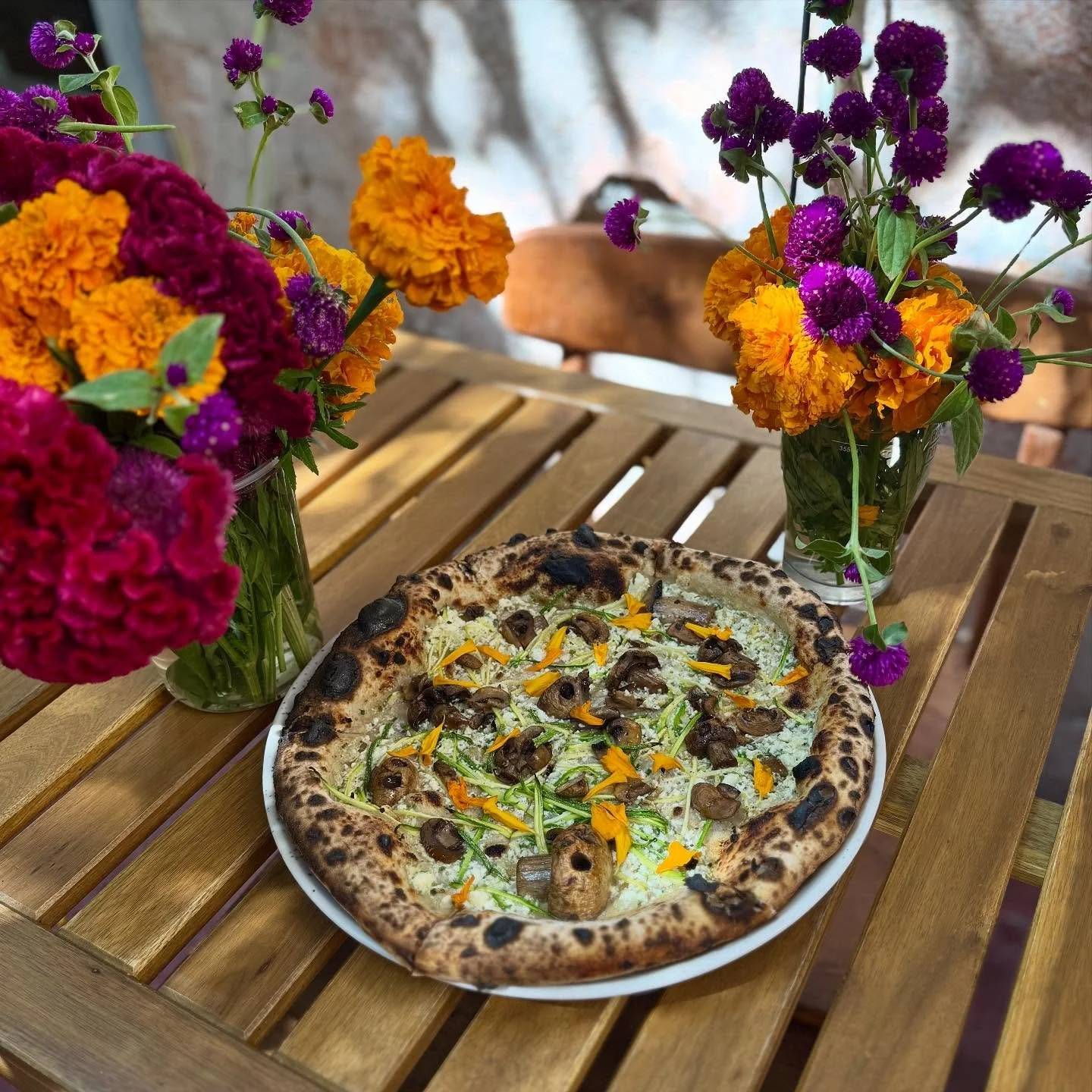 💐 Nuestra pizza para el fin de semana de D&iacute;a de Muertos. 💐

Una ofrenda para recordar y celebrar a quienes ya no est&aacute;n en este plano. 
 En Bennu los honramos con amor, cari&ntilde;o y los sabores que nos conectan. ✨

Ven a disfrutarla
