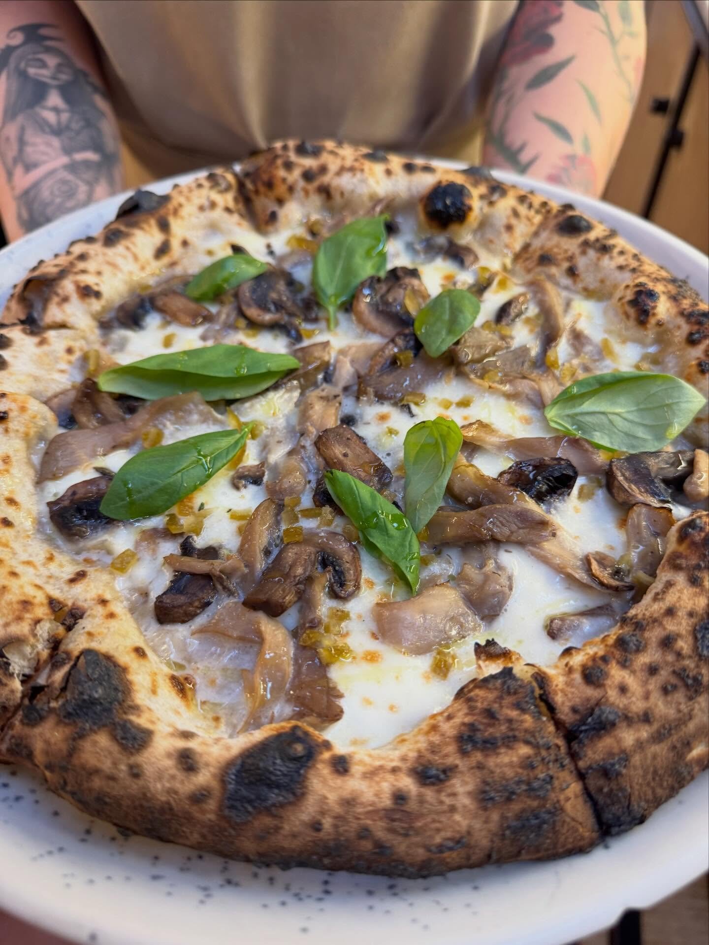 Llegaron los hongos para esta pizza del d&iacute;a 🍄 Champi&ntilde;ones con aceite de trufa. Una pizza para compartir&hellip; o no. T&uacute; decides.

👉 Etiqueta con qui&eacute;n la compartir&iacute;as.

#Bennu #PizzaDeMasaMadre #PizzaDelD&iacute;