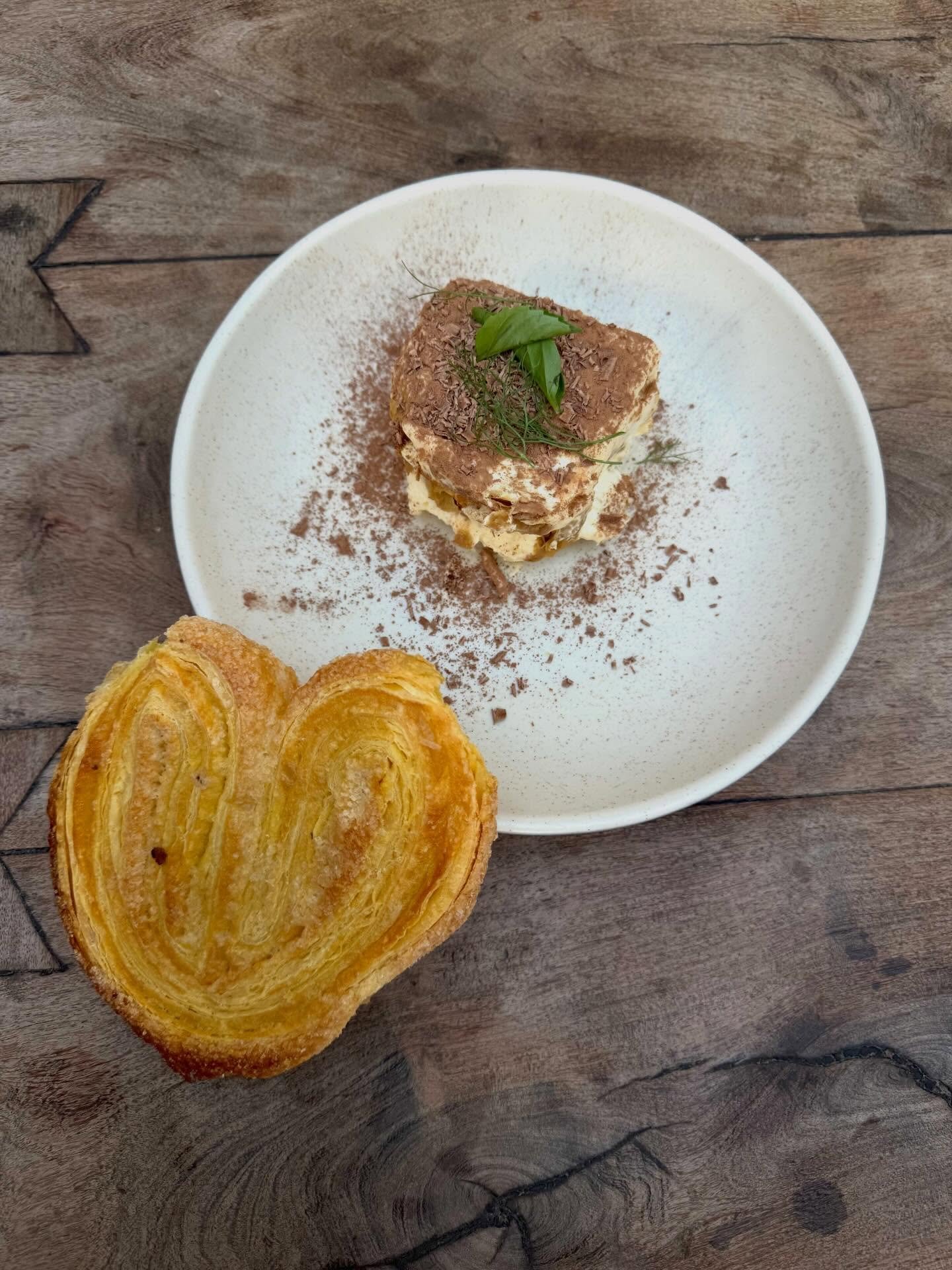 Tiramis&uacute; con orejitas y mezcal 🍮

Un cl&aacute;sico reinventado, ahora con un toque especial.

Cremoso, ligeramente intenso y perfecto para el fin de semana.

Tenemos solo algunos. Ven a probarlo 🤍

#Tiramisu #SanmigueldeAllende