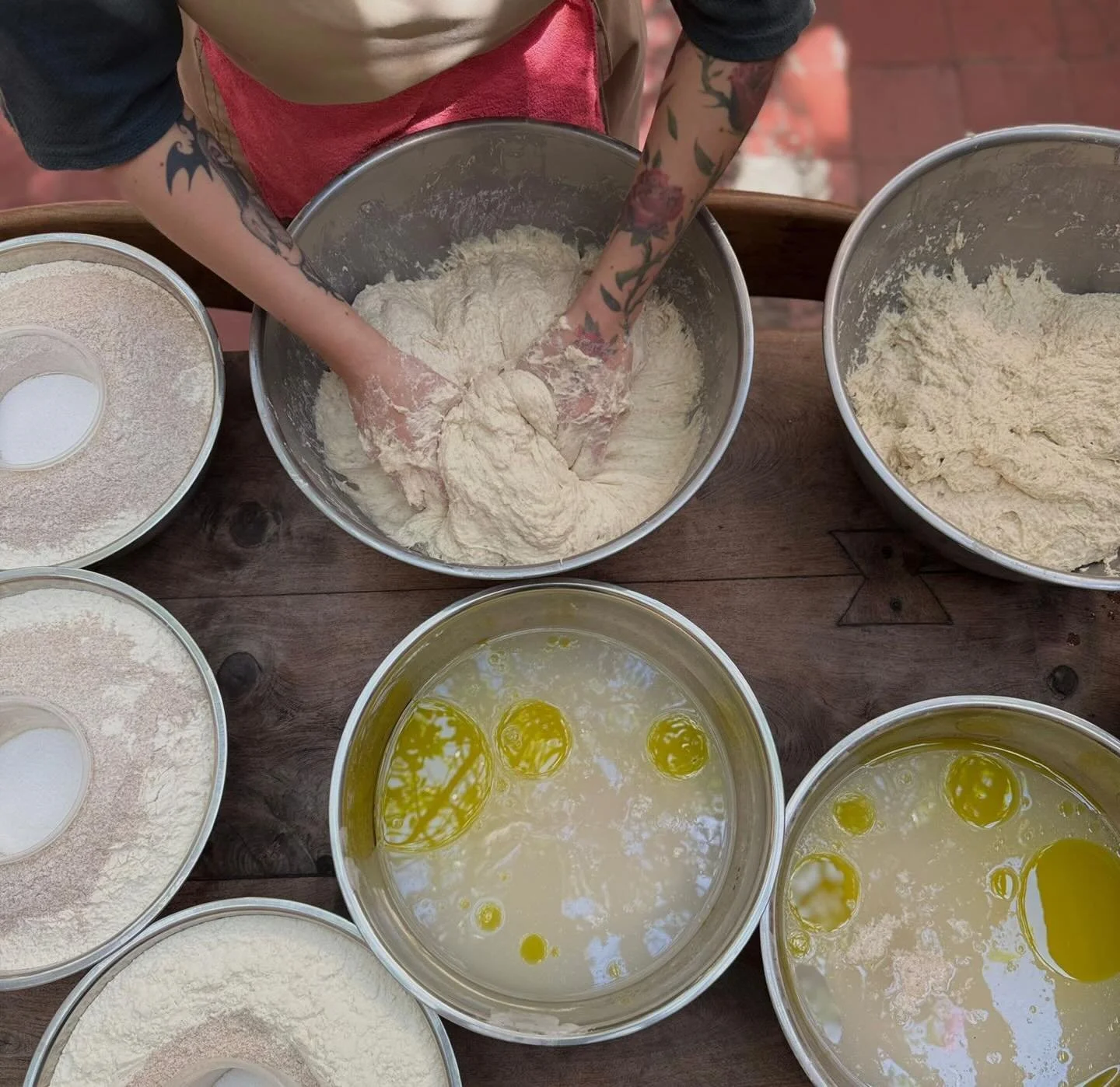 Cada d&iacute;a amasamos nuestra masa a mano, creemos que eso hace la diferencia.

Harina, agua y las manos de quien la trabaja. 

Luego viene el tiempo, m&aacute;s de 24 horas de fermentaci&oacute;n.  #MasaMadre 
#PizzaNapolitana 
#SanMiguelDeAllend