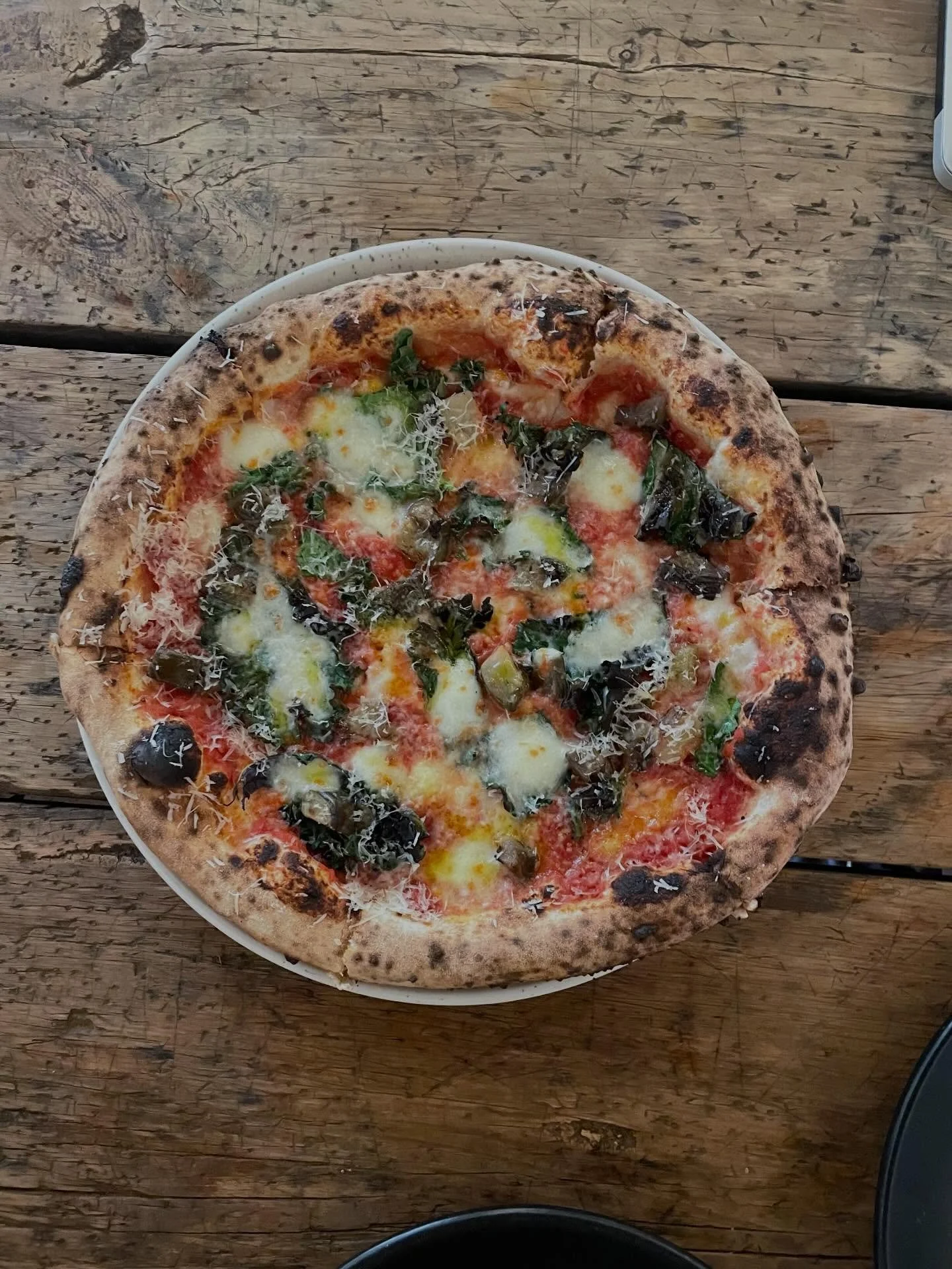 Pizza del d&iacute;a, una pizza en constante cambio.

Esta fue de berenjena, kale y parmesano fresco.

&iquest;Que te gustar&iacute;a que llevar&aacute; la proxima pizza del d&iacute;a?

#BennuSMA 
#PizzaDelD&iacute;a
#PizzainMexico