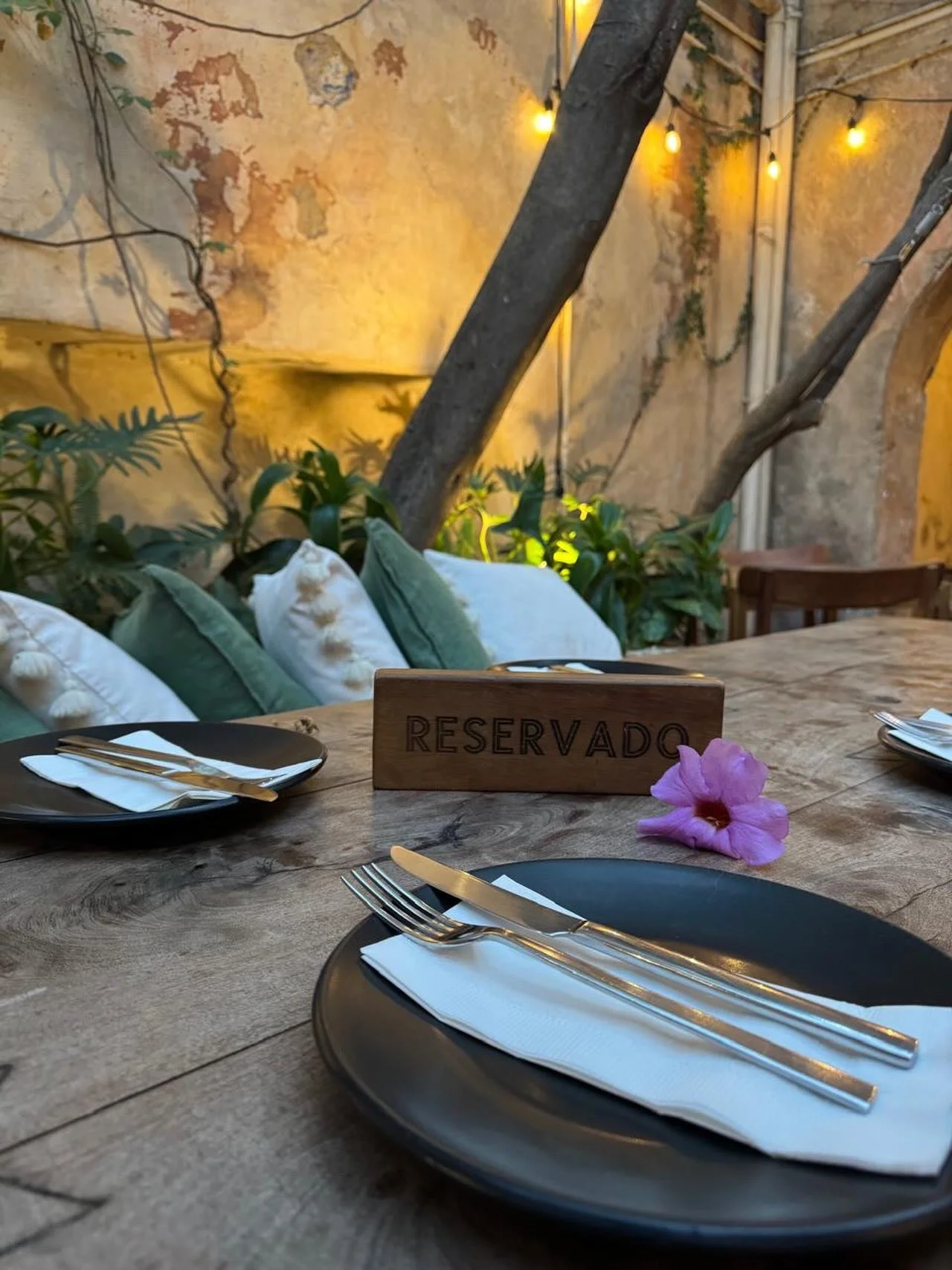 Esta mesa puede ser tuya. 

Puedes hacer tu reserva llam&aacute;ndonos al 415 688 7018, en el link de bio, nuestra p&aacute;gina web o a trav&eacute;s de Google.