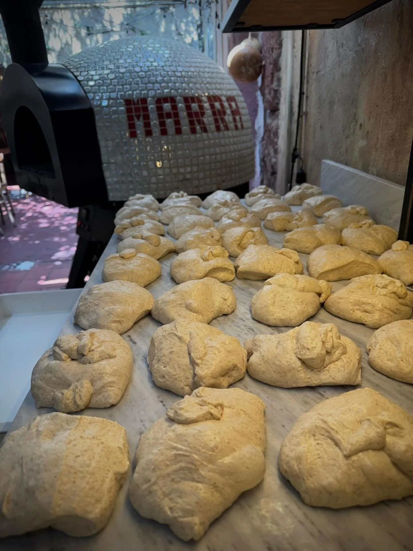 Antes de que llegues, ya llevamos horas cocinando. Cada bolita de masa es formada a mano y luego se deja reposar, el buen sabor no se apresura. 

Una parte del proceso de cada pizza en Bennu.

#BennuSMA #MasaMadre #SanMiguelDeAllende