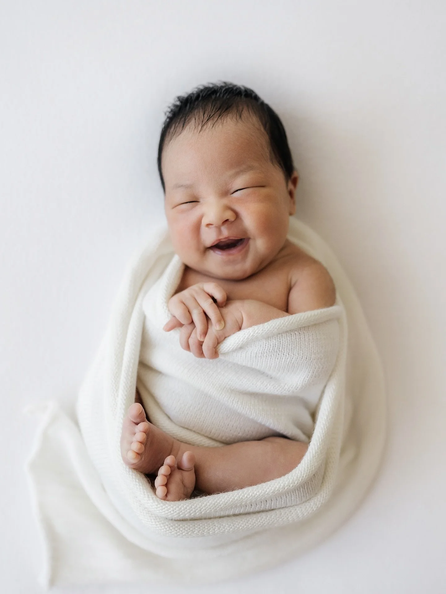 This little girl was one of the calmest babies I&rsquo;ve ever photographed 🤍

We started with her portraits, then mama joined in for those tender, emotional moments.
Later, we added a few with both kids &mdash; while dad quietly wrapped up his onli