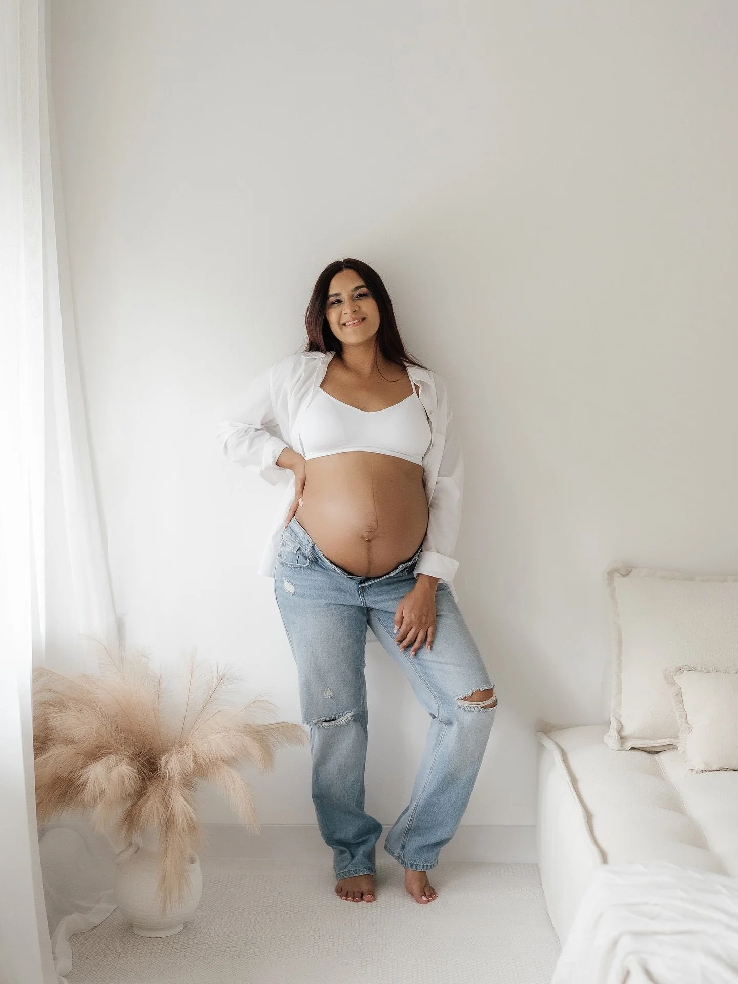 Jeans and a simple top or a flowing dress &mdash; your session should feel like you.
Calm, natural, and full of quiet emotion.

If you&rsquo;re expecting your little love this winter or spring &mdash; now&rsquo;s the perfect time to plan your materni