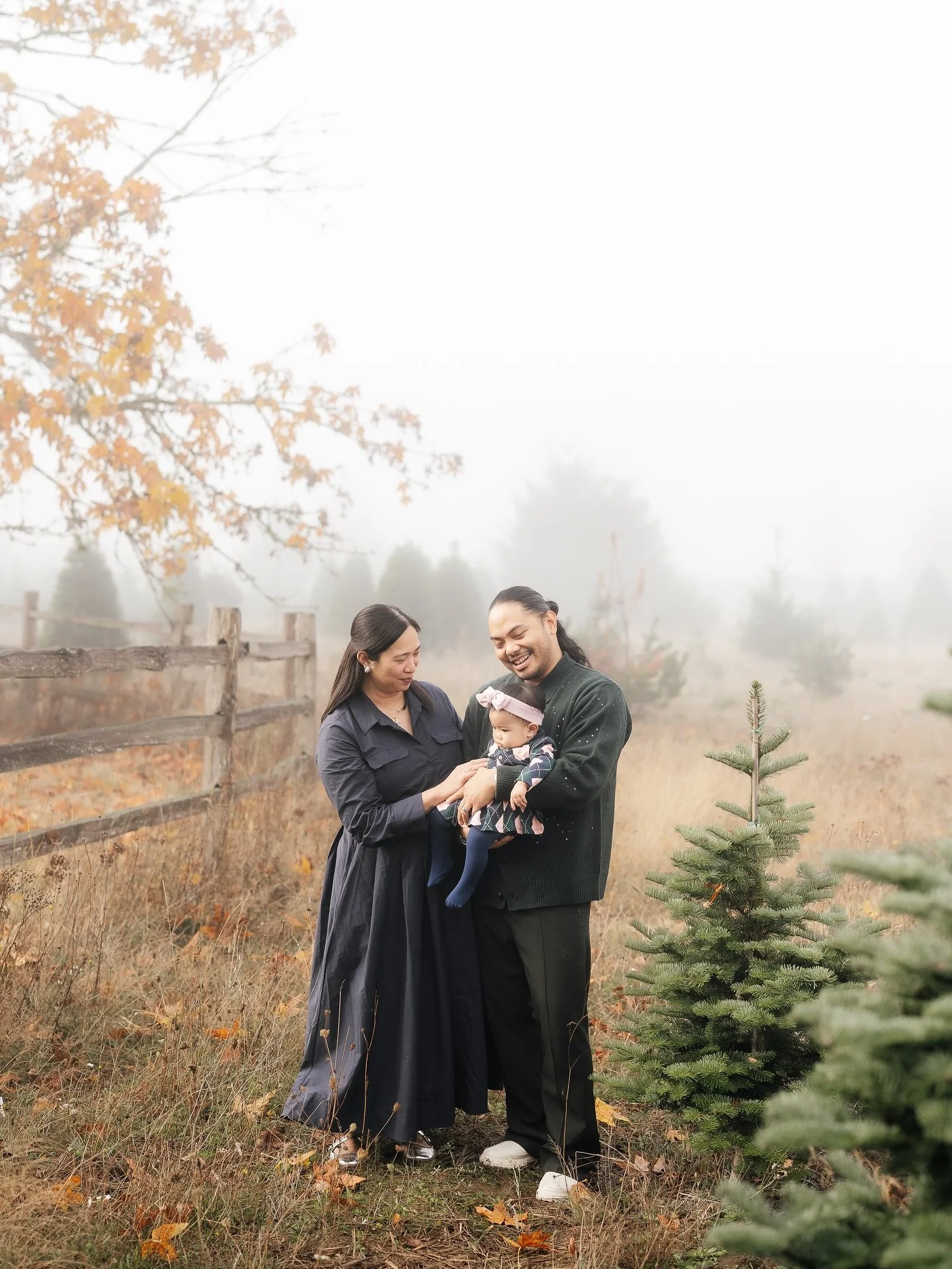 Sharing a few favorites from last weekend&rsquo;s Christmas tree farm sessions 🌲 #PortlandFamilyPhotographer #ChristmasTreeFarmPhotos #HolidayMinis #PortlandMiniSessions #BeavertonPhotographer #VancouverWAPhotographer #OregonFamilyPhotographer #Natu