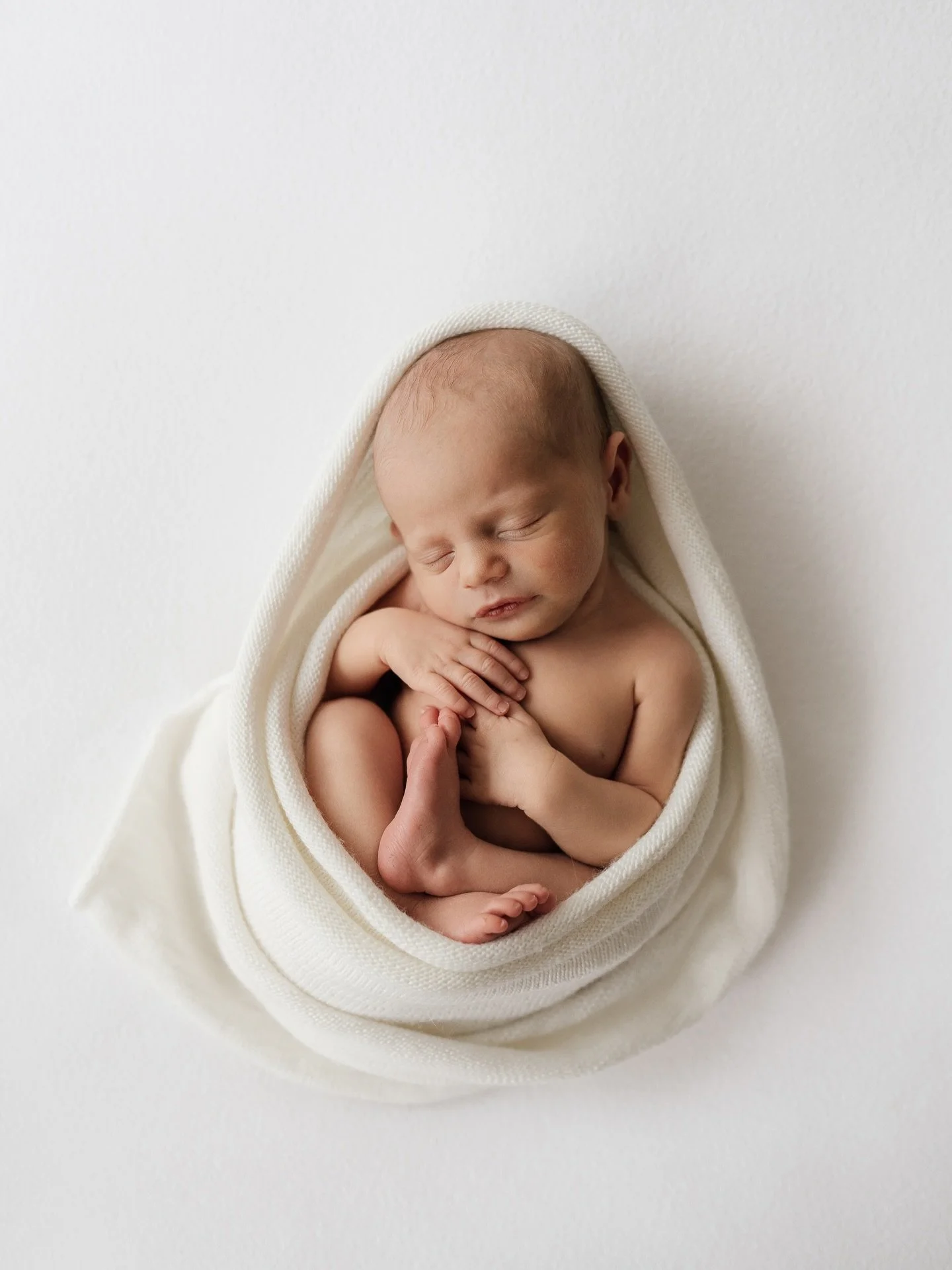 It means a lot when another photographer trusts me with their own family moments✨ #PortlandNewbornPhotographer #PortlandFamilyPhotographer #PortlandMaternityPhotographer #MotherhoodPhotography #PortlandMoms #NaturalLightStudio #BabyLedPosing #Timeles