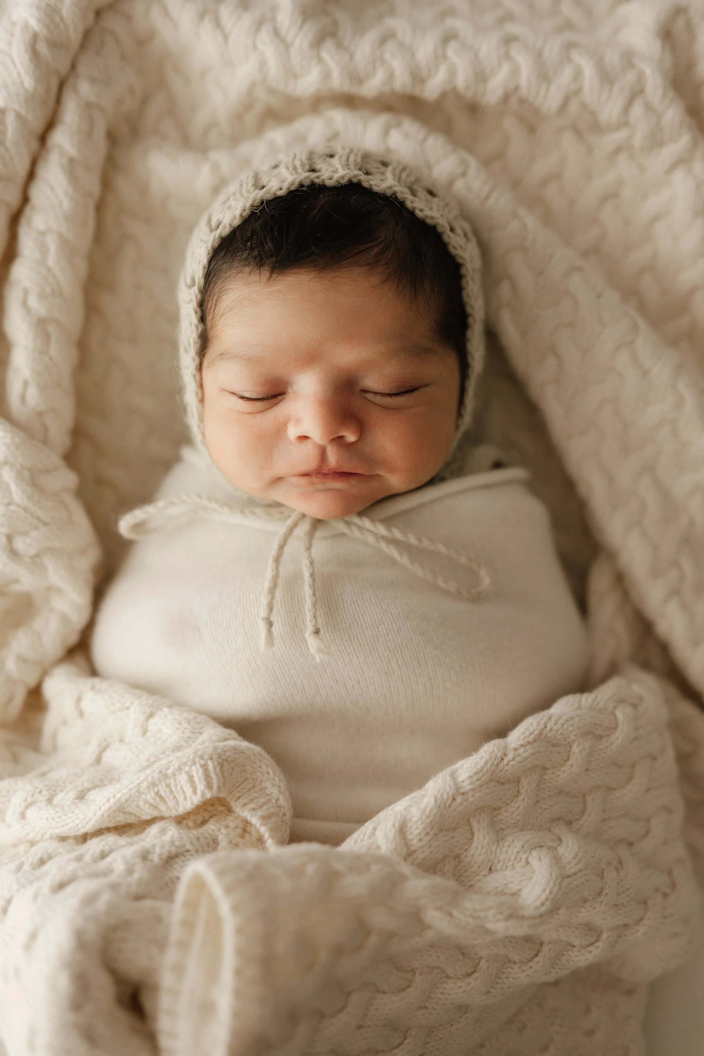What to Wear for Newborn Photos: A Simple Studio Guide for Parents