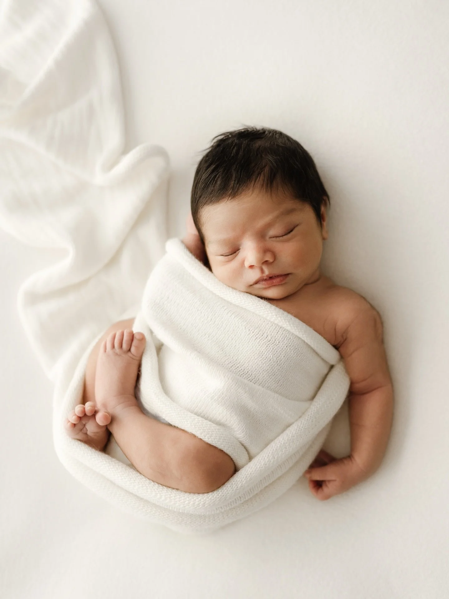 Welcoming a new baby always shifts the whole family.
Big sisters learning their new role, parents soaking in these first quiet days.

I keep sessions calm and unhurried, with space for everyone to settle in and just be together. #portlandnewbornphoto