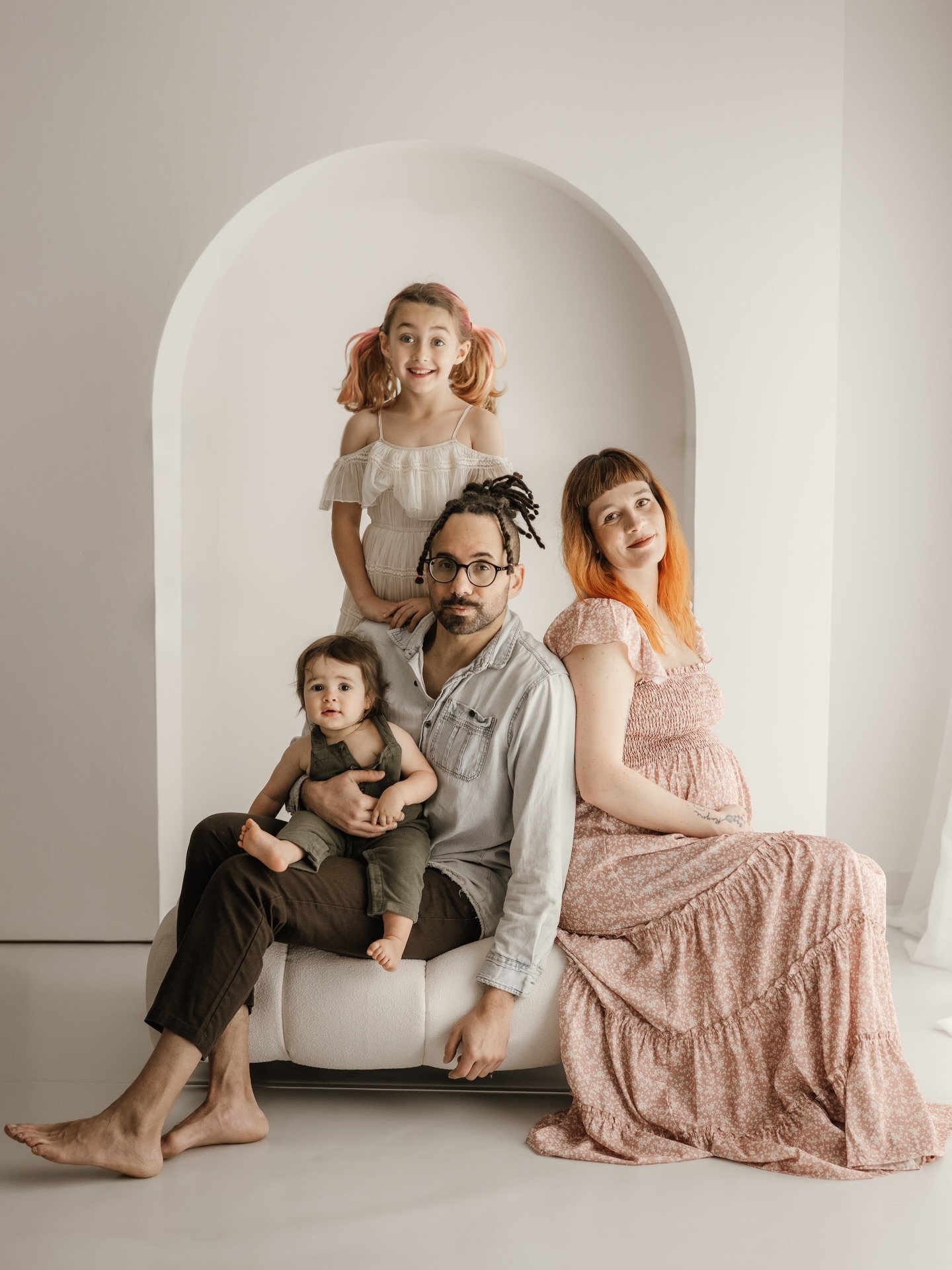 Maternity sessions don&rsquo;t have to be quiet &mdash; they can be joyful and full of personality too ✨ #portlandmaternityphotographer
#maternitysession
#maternityphotos
#familymaternity
#pregnancyphotography
#naturallightphotographer
#portlandfamil