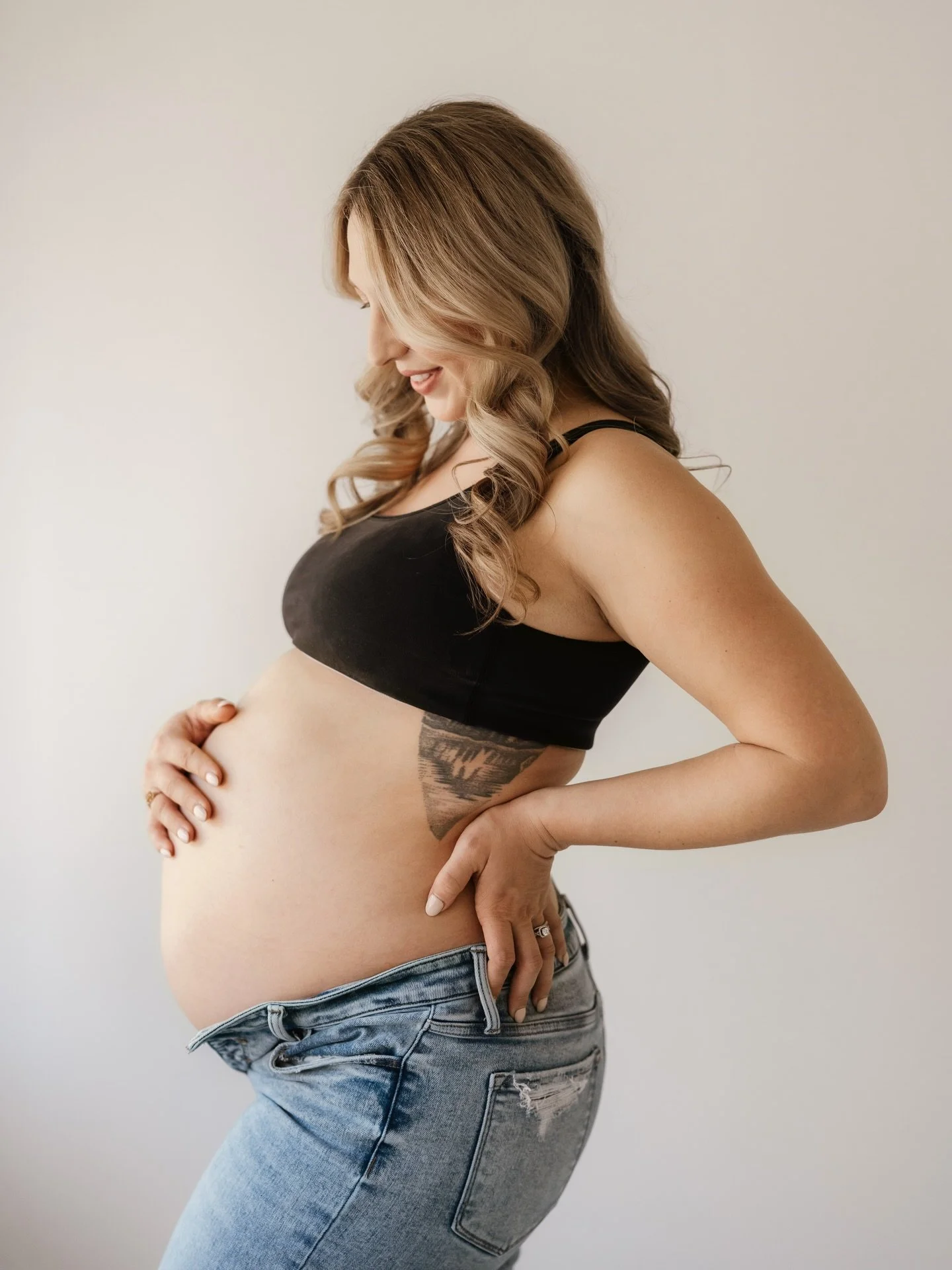 The best mix: casual outfit + dress for two different moods.
Client closet makes it easy 🤍#portlandmaternityphotographer
#maternitysession
#maternityphotos
#casualmaternity
#clientcloset
#pregnancyphotography
#naturallightphotographer
#simplematerni