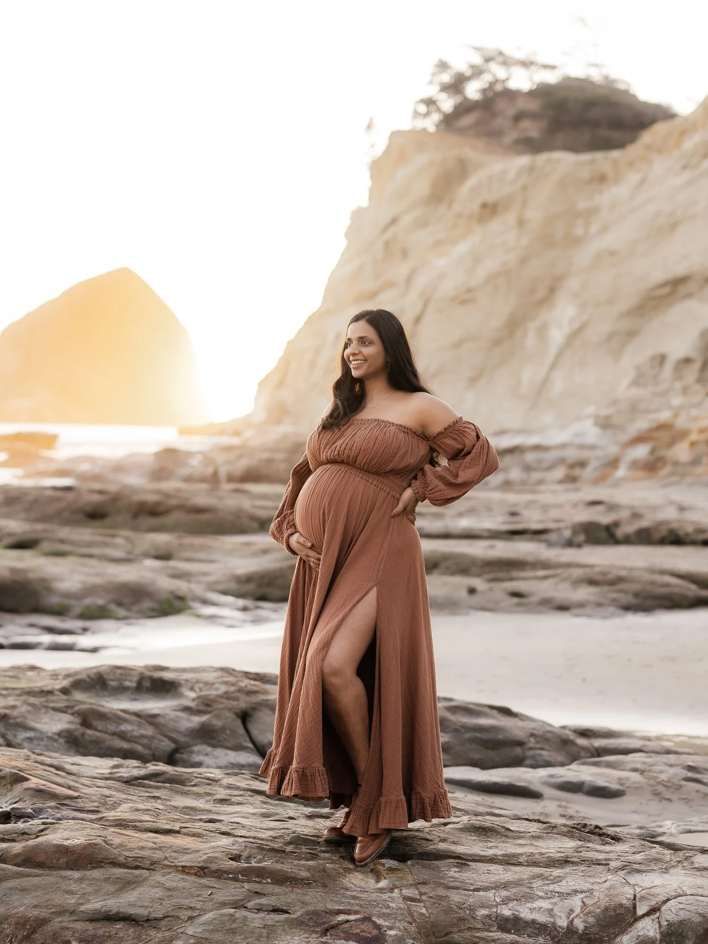 If you&rsquo;re expecting a baby and hoping for a maternity or family session at Pacific City beach, now is the time to reach out.
I keep the number of beach sessions limited, and available dates fill quickly.  #pacificcityoregon
#oregoncoastphotogra