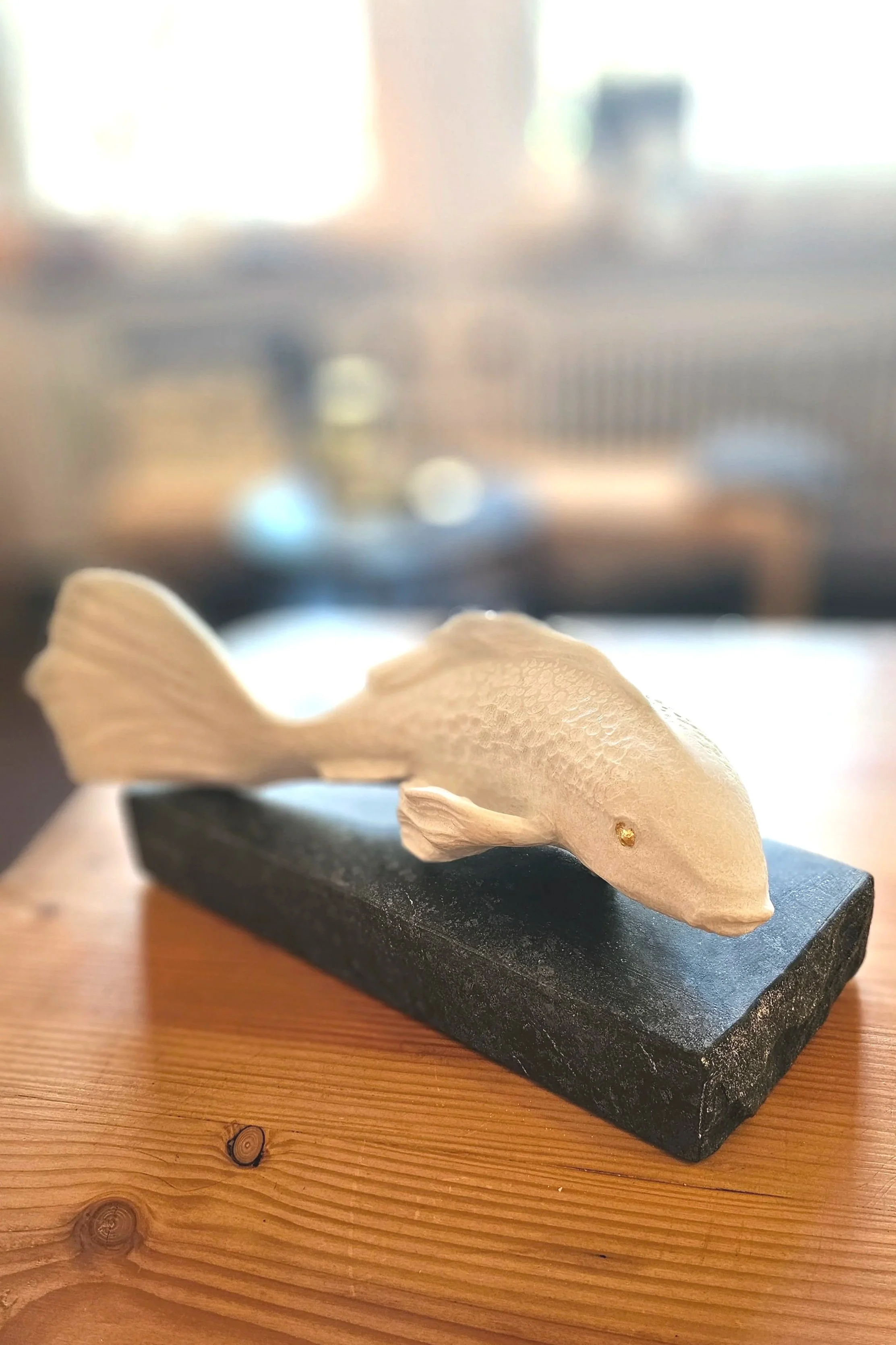 Carrara Marmor Koi von Anke Stein Bildhauerin aus Diez