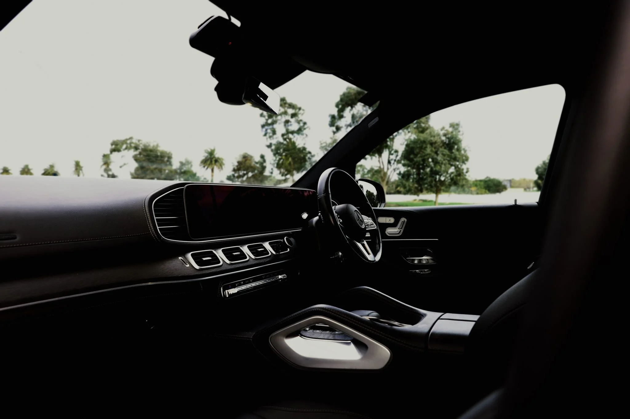 Sit back and enjoy the essence of 🍃Shangri-La: A near-perfect haven of tranquillity 🍃 
.
.
.
.
.
.
.
.
.
#chauffeur #travel #luxurycars #melbourne #chauffeurs #rides #mercedes #lux