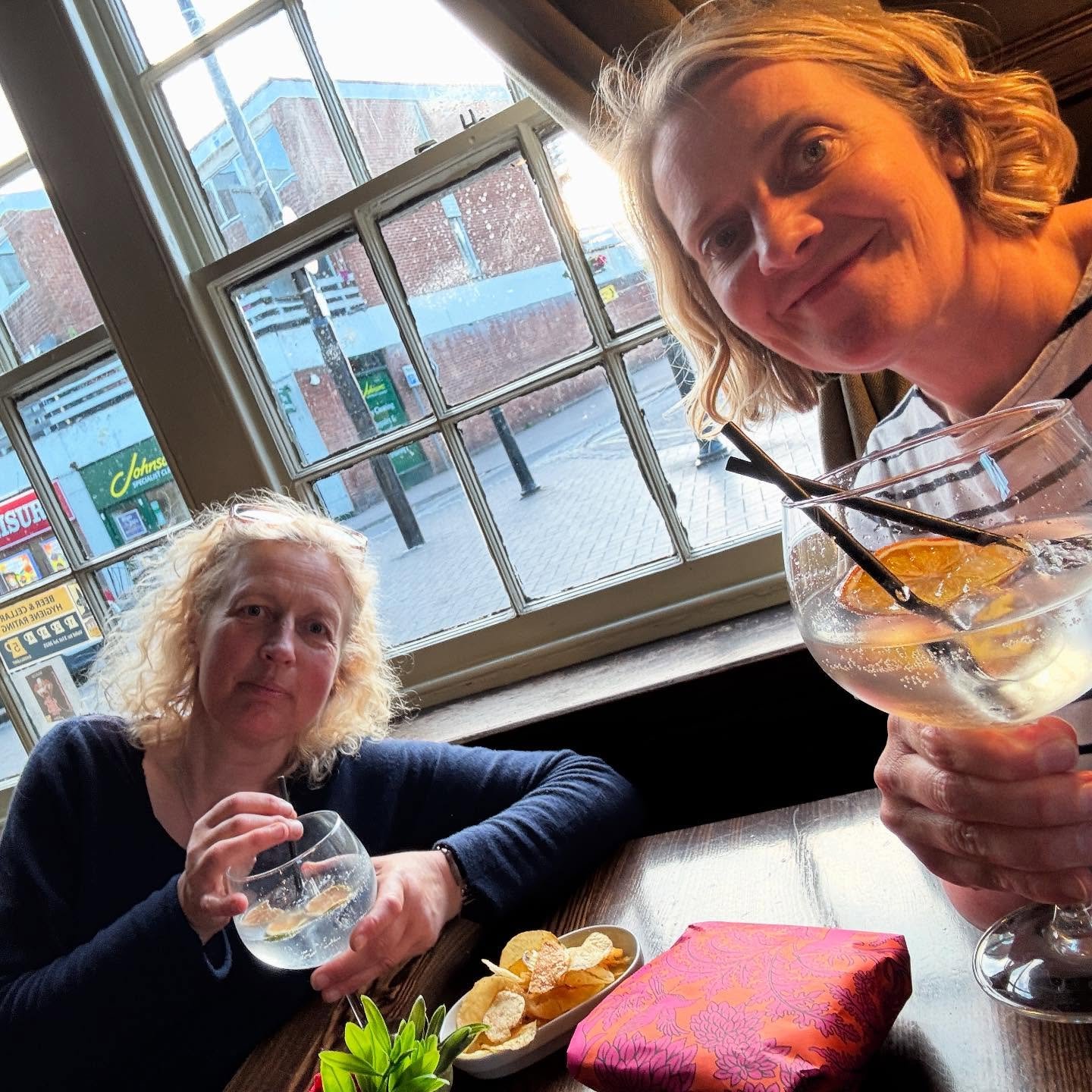 Time for a gin drinking catch up in Devizes for our birthdays (weirdly just a week apart!). Cheers! 🍸🍸