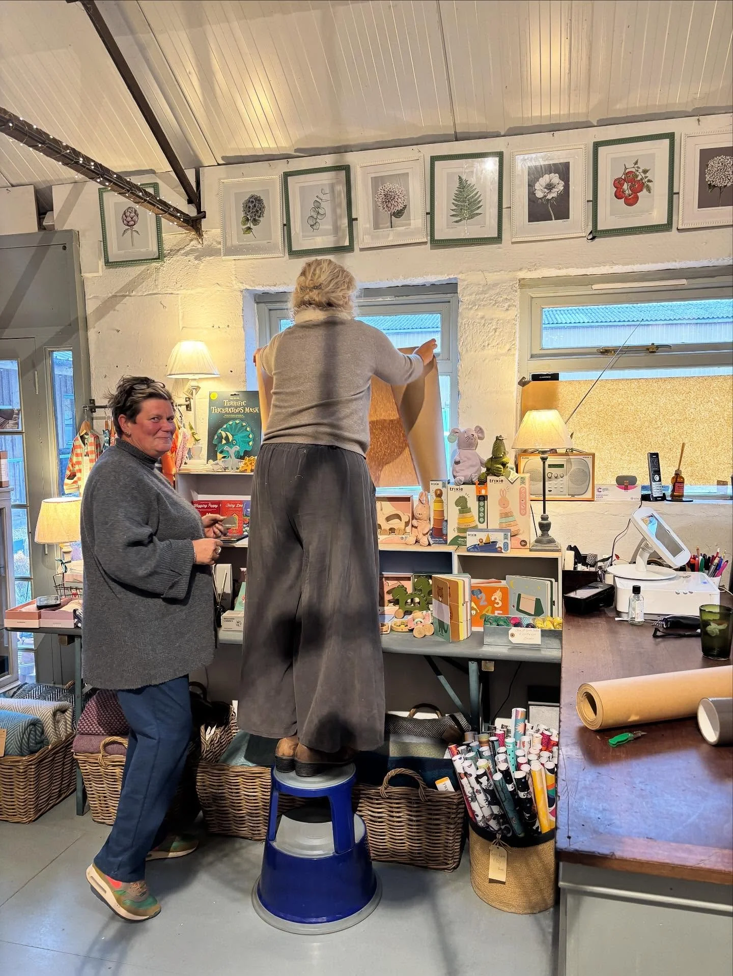 The closed sign is up and the windows are covered so there is no peeking 🫣 Time for the makeover to start! 

#theinneryard #independentgiftshop #shoplocaldevizes #smallshoplove #devizes #wiltshire #indiedevizes