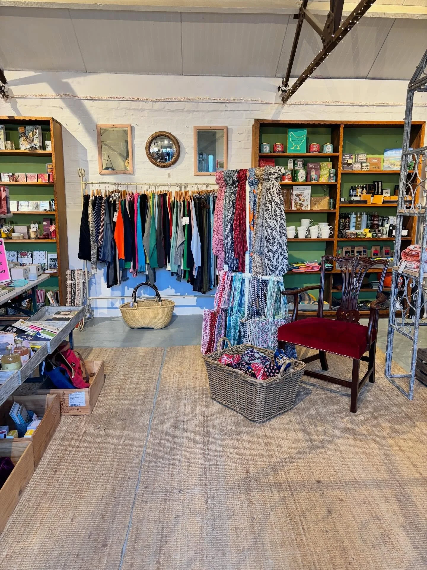 After&hellip;During&hellip;Before! We were looking rather empty after Christmas but we&rsquo;re not any more! Lots of lovely new things now in 💕

#theinneryard #independentgiftshop #shoplocaldevizes #smallshoplove #devizes #wiltshire #indiedevizes