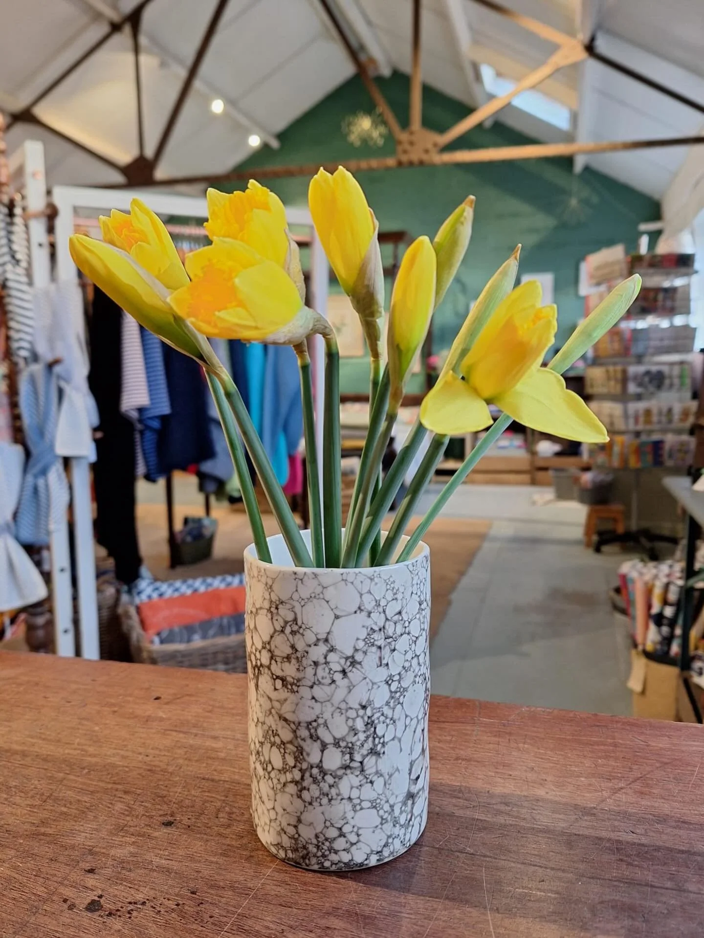 Look what lovely Liz bought in this morning - a little taster of Spring 💛💐🌼

#theinneryard #independentgiftshop #shoplocaldevizes #devizes #wiltshire