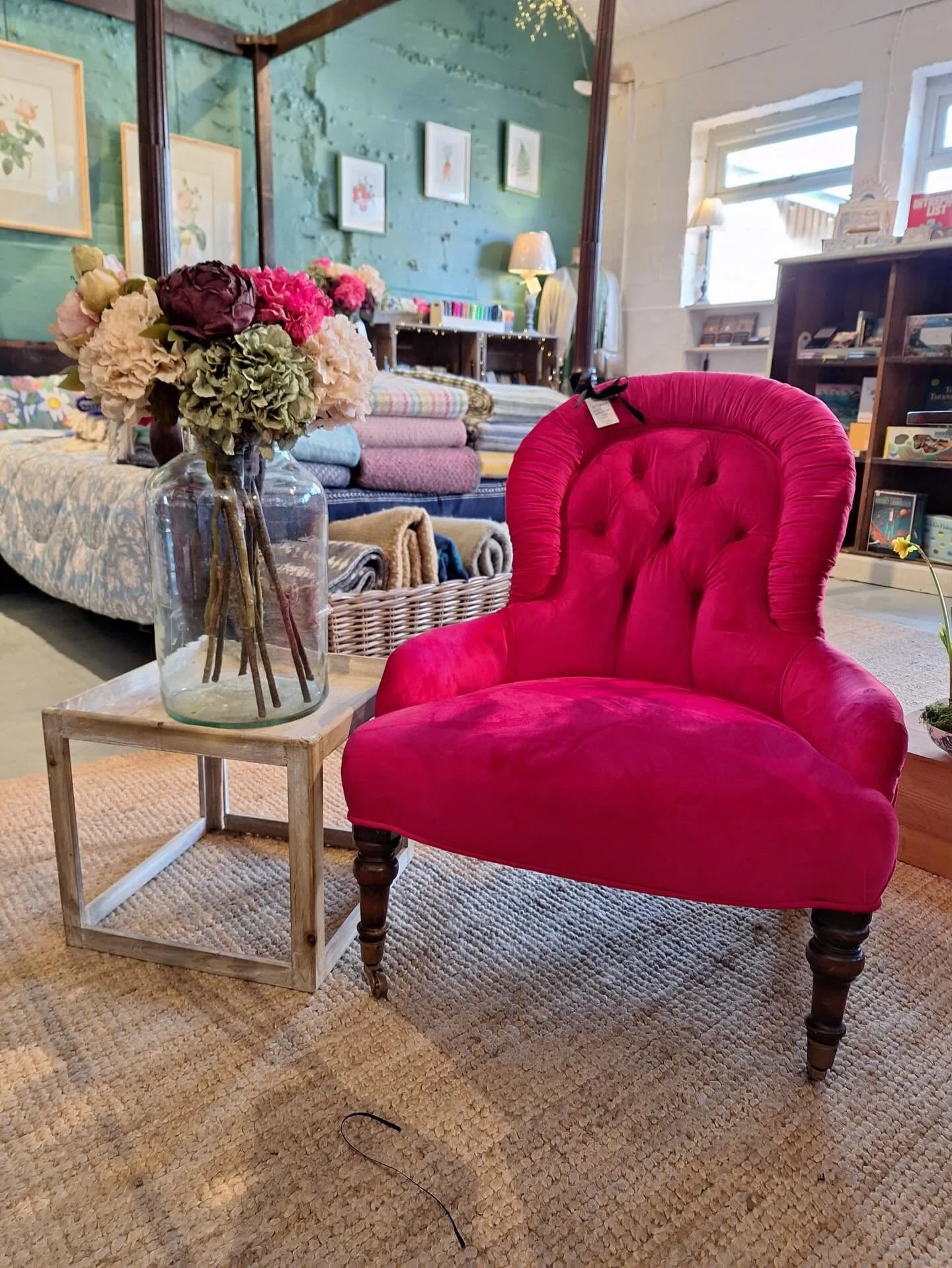 A moment for the gorgeous pink velvet chair 😍💕 (it&rsquo;s &pound;160 in case you are interested!)