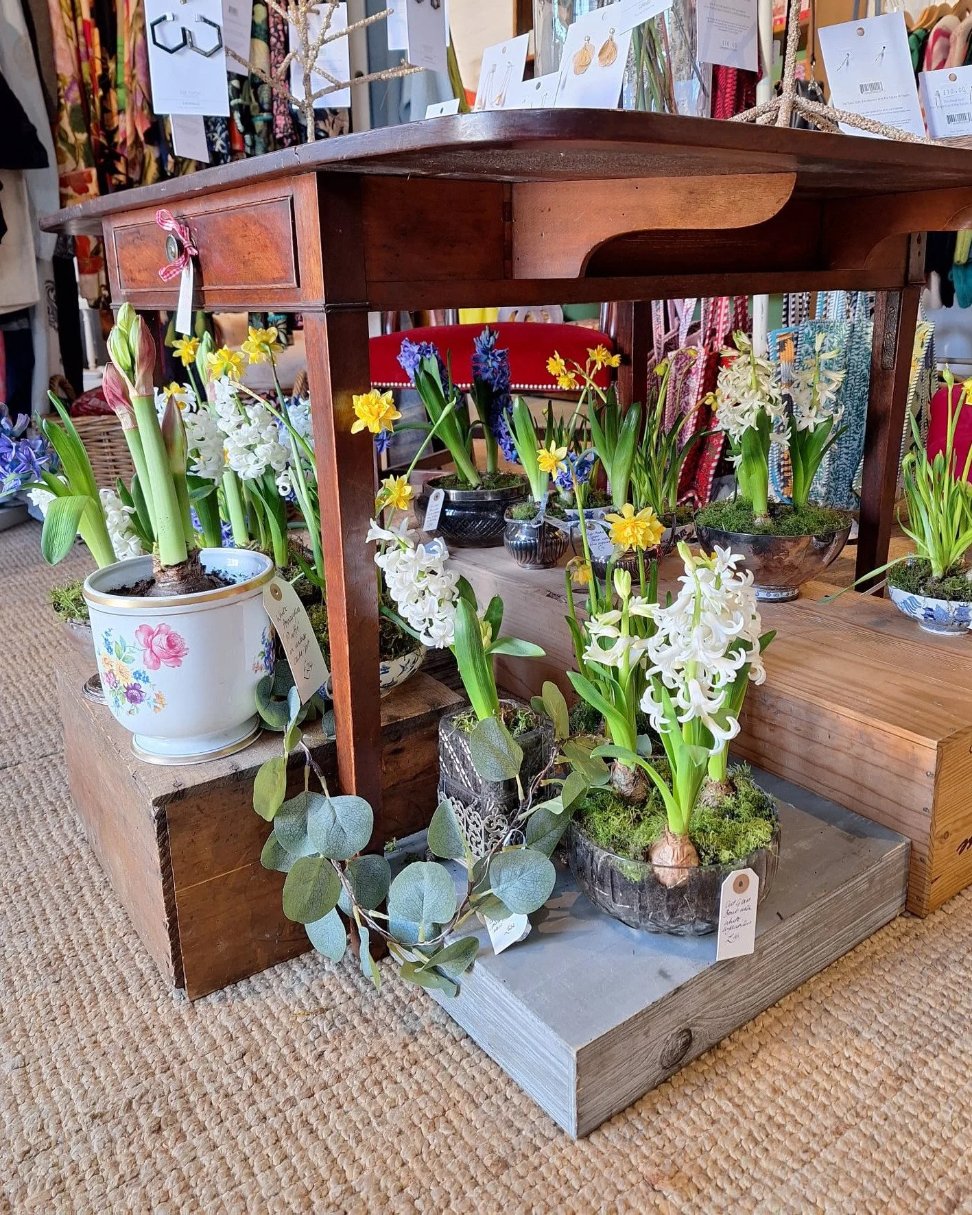 Signs of Spring in the shop ... and it smells amazing! 🌸🌼🌺 

#theinneryard #independentgiftshop #shoplocaldevizes #devizes #wiltshire