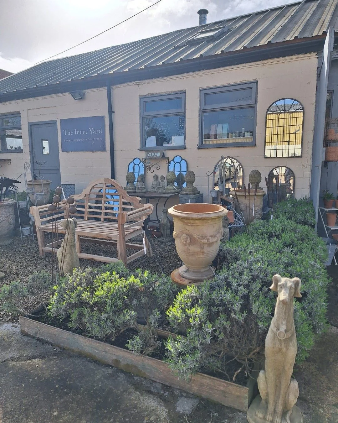 Some lovely new garden bits...and some lovely sunshine! ☀️

#theinneryard #independentgiftshop #shoplocaldevizes #devizes #wiltshire