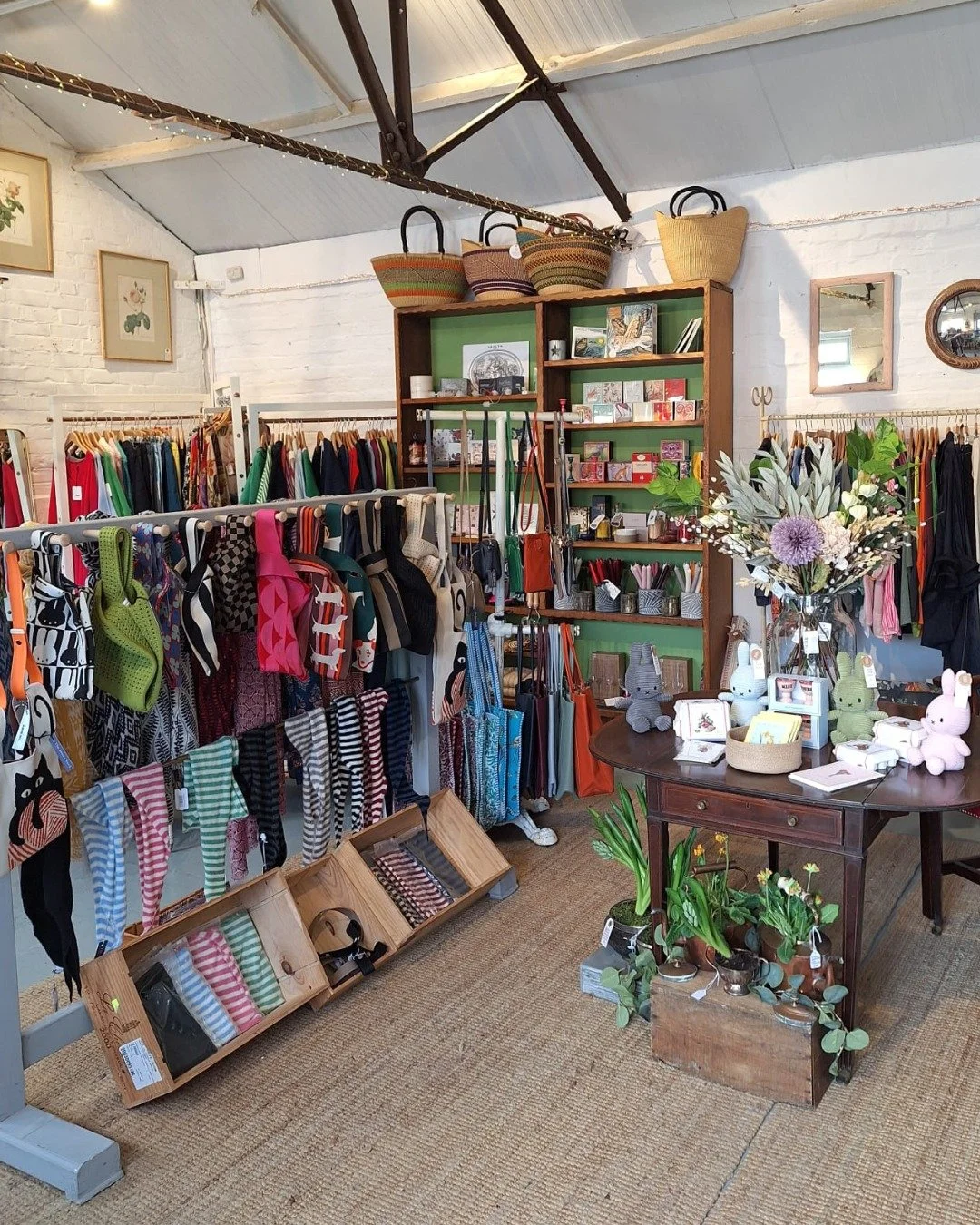 Beth came across a fixture we hadn't used for a while the other day while rooting around in her work shed, and bearing in mind the number of scarves and bags we have it has proved to be very useful! All looking lovely and tidy!

#theinneryard #indepe