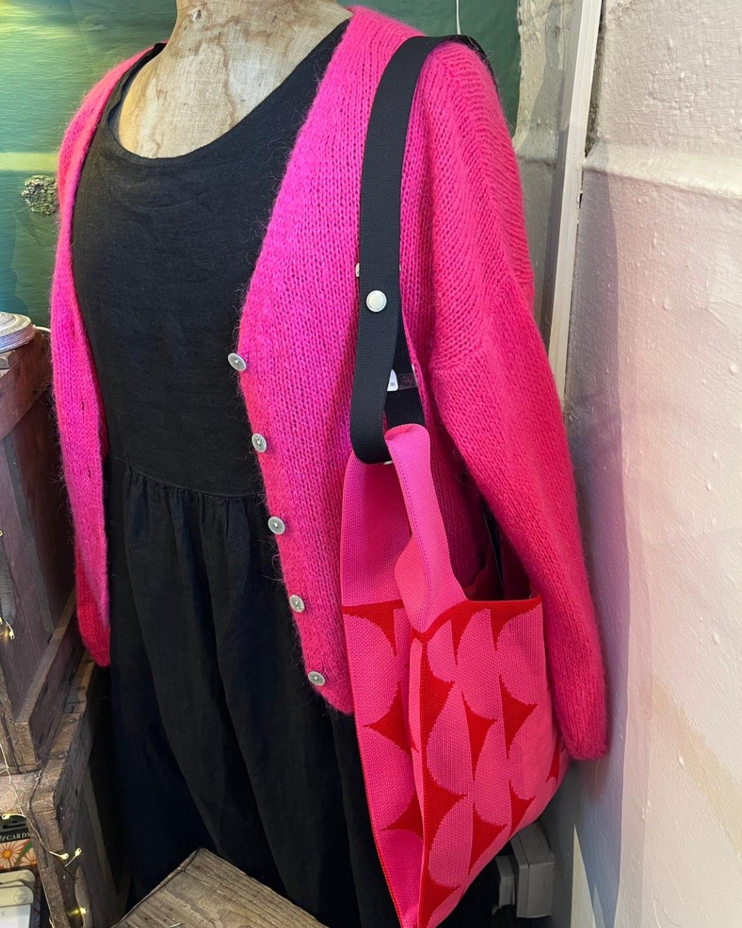 What is going on with the weather?! 25 degrees one day 🥵 ...10 degrees the next 🥶. At least our shop ladies are well prepared - their answer is layering!

#theinneryard #independentgiftshop #shoplocaldevizes #devizes #wiltshire