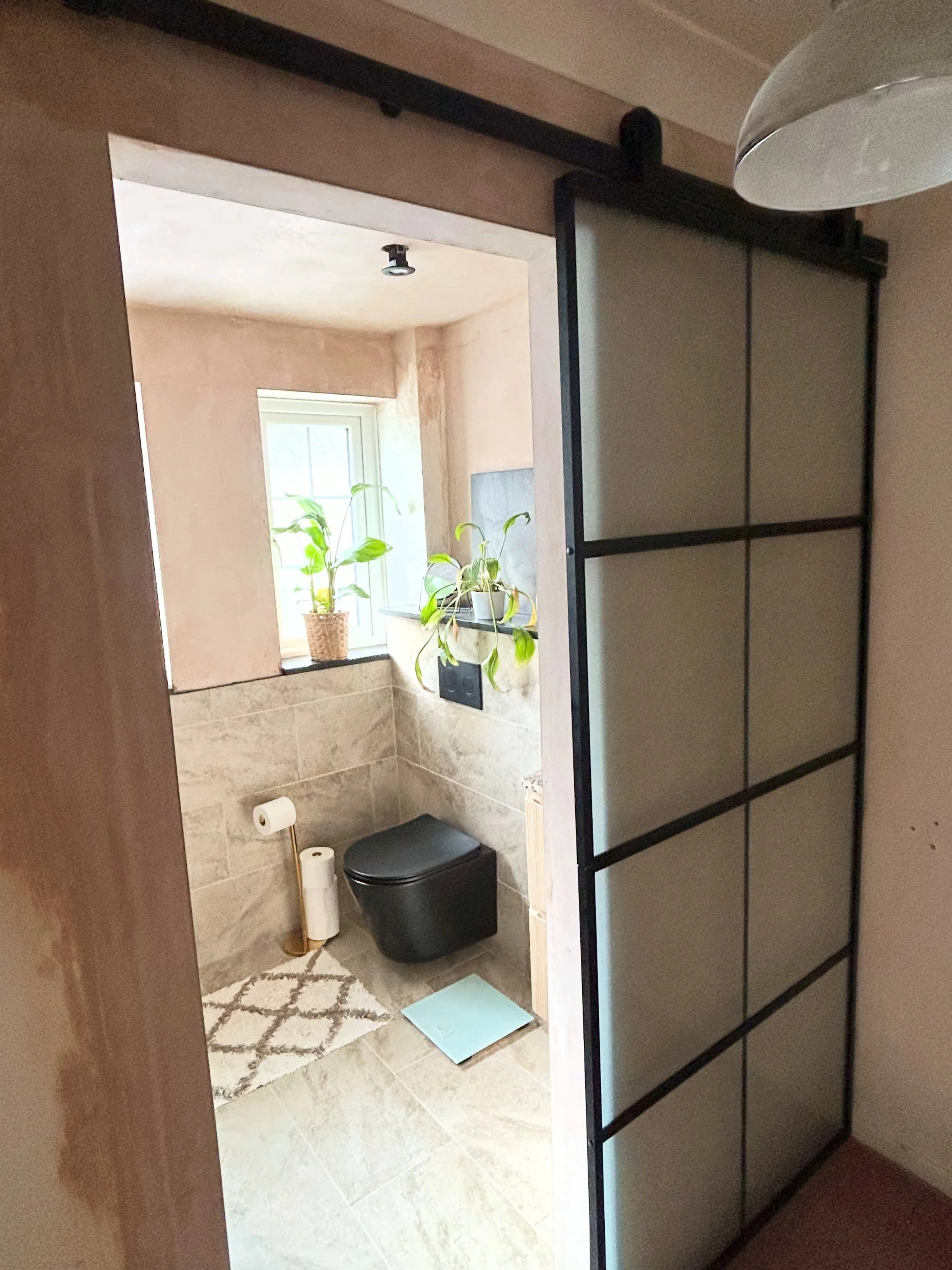 Bespoke sliding door install in Portreath for another happy customer. 

Assistant installer: @matt_trewhella 

Bathroom renovation built by: @marsperr 

Get in touch today to book a survey!