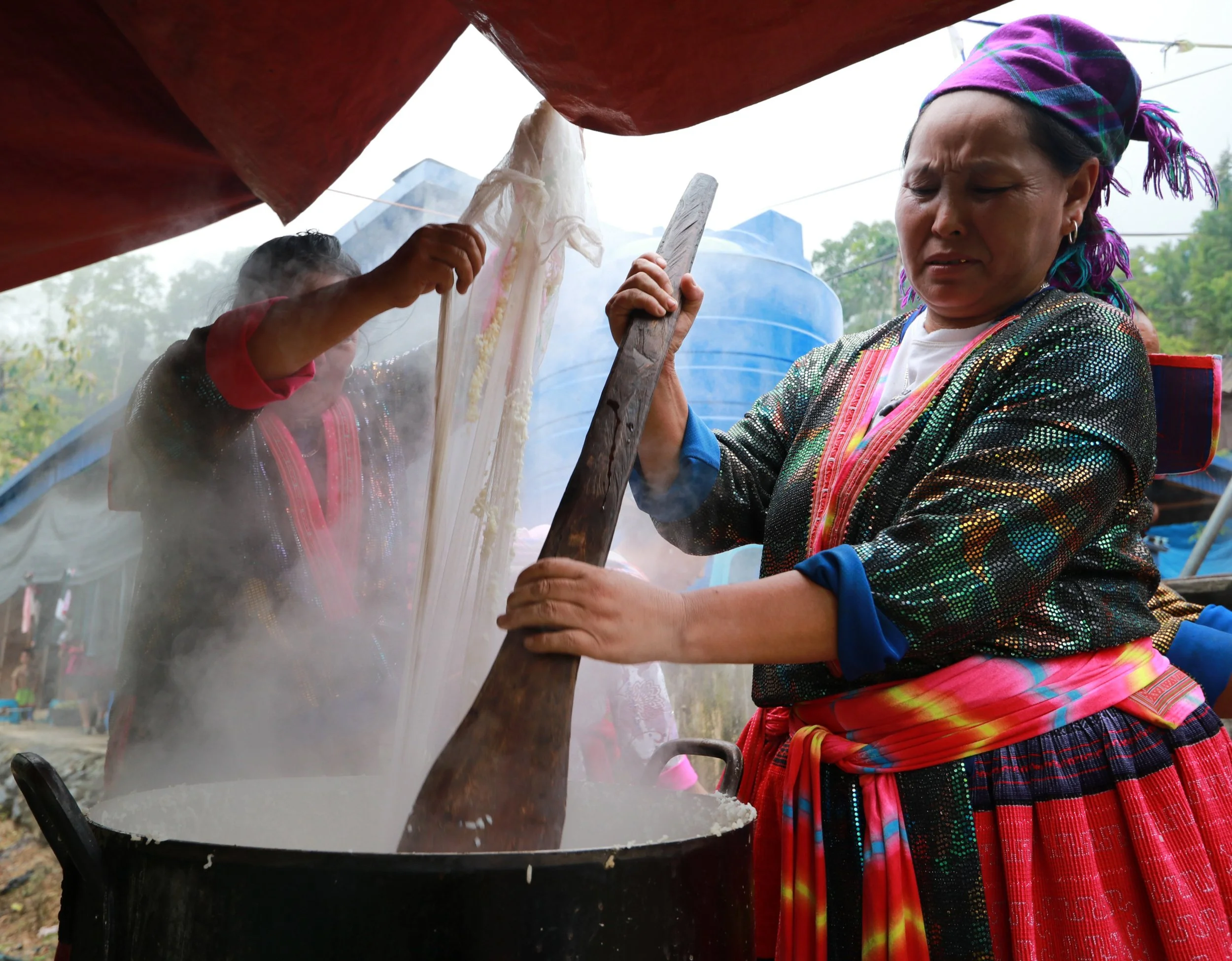 Hoa minority cooks, Ta Sin Thang, Dien Bien