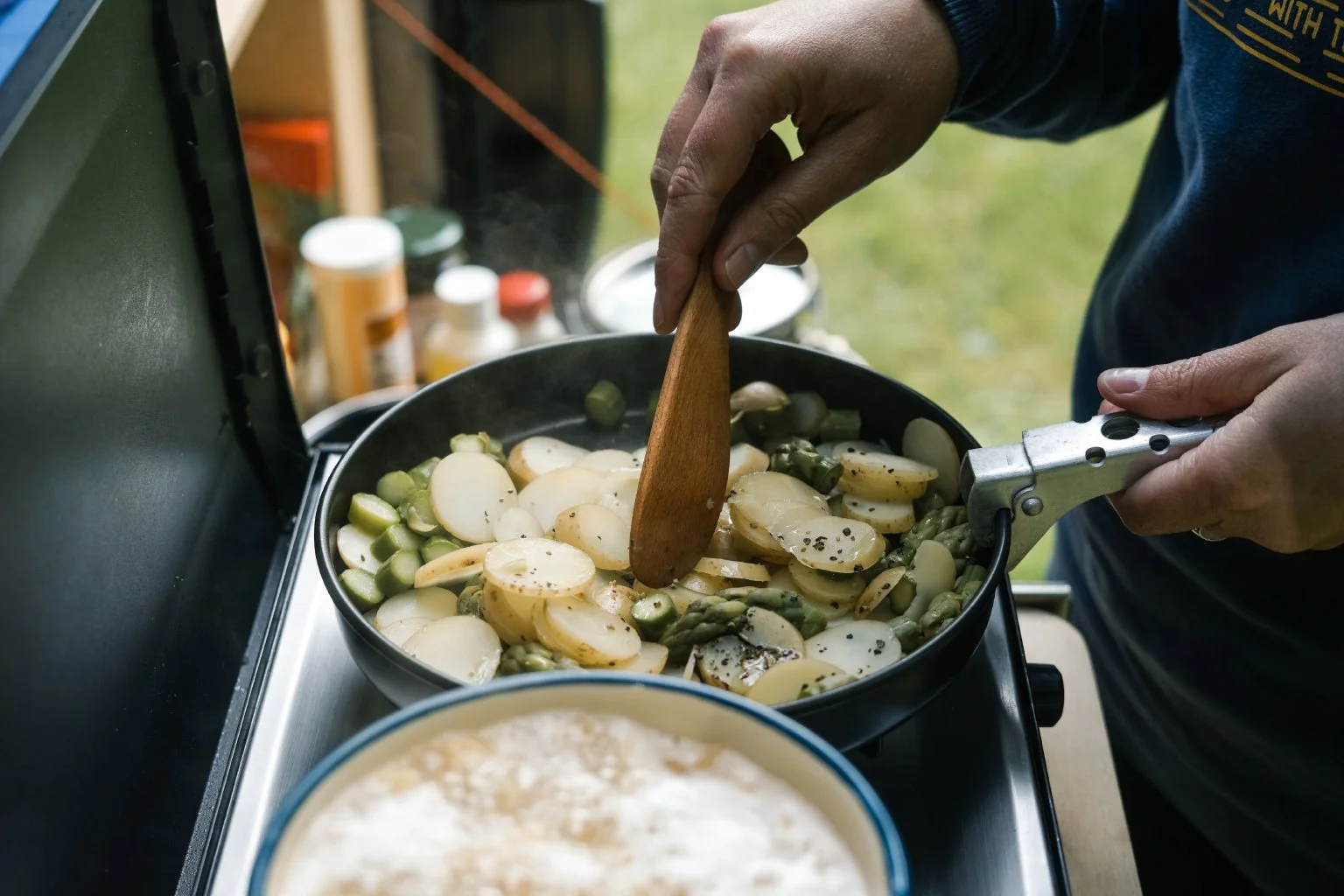  Pasta, potatoes, asparagus and pesto on the primus stove 