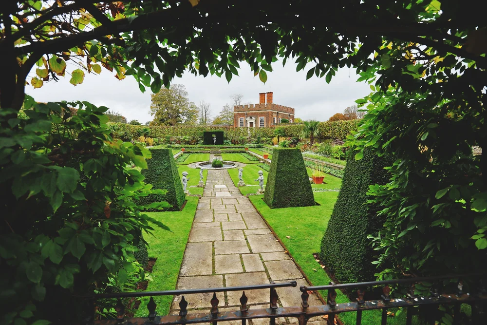 Hampton Court Palace wedding photography by Brett Harkness