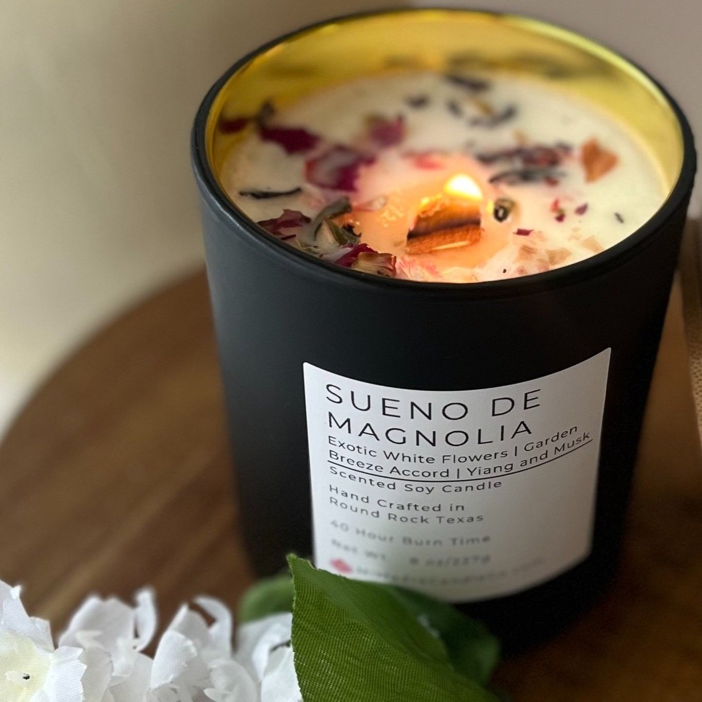 Mi Madre Candle Co. Sueño de Magnolia candle, capturing the delicate, floral essence of magnolia blossoms for a dreamy, garden-inspired ambiance