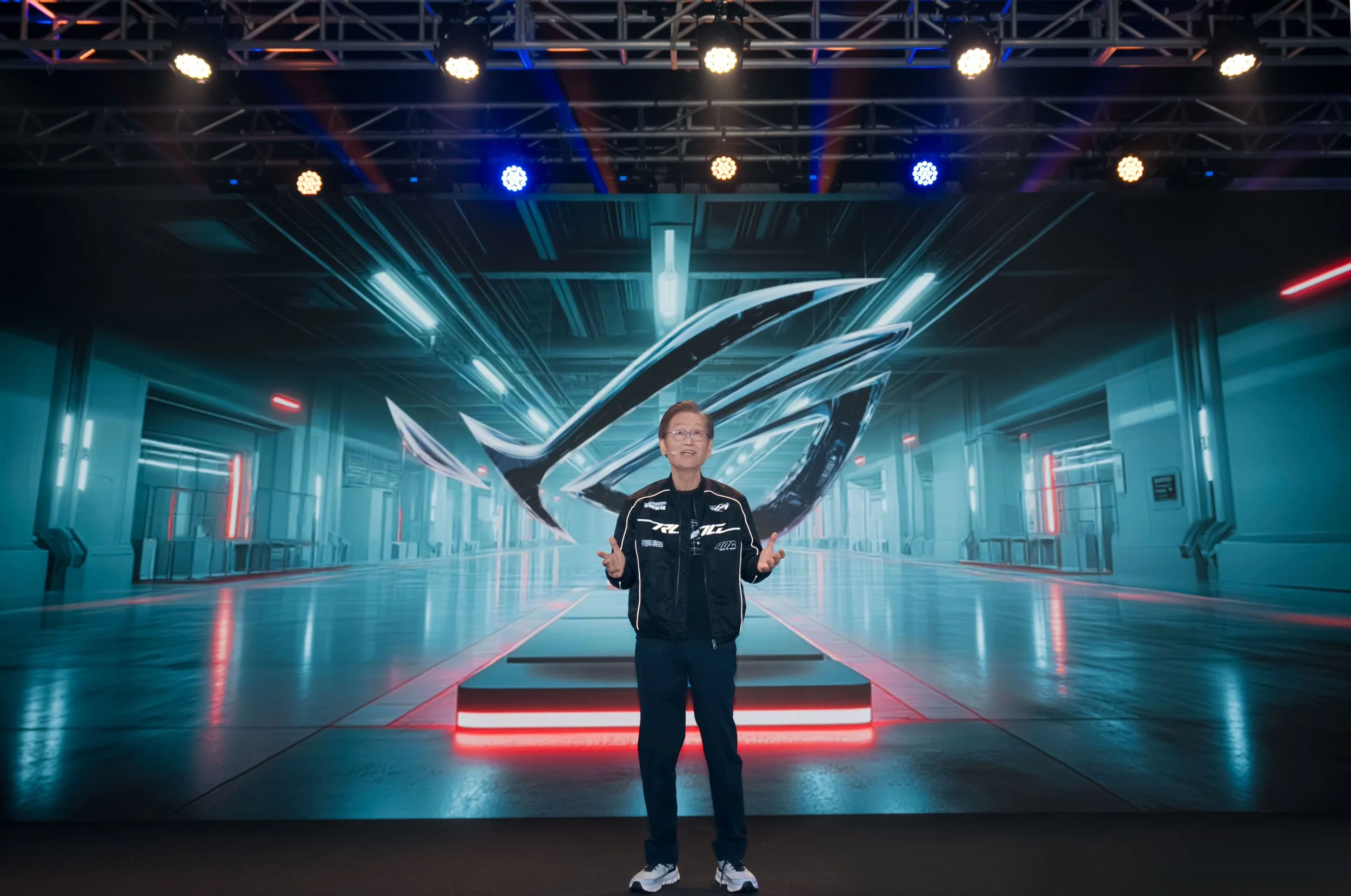 ASUS Chairman Jonney Shih during his opening speech.jpg
