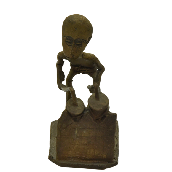Antique Ashanti bronze gold weight looking south view looing down.png
