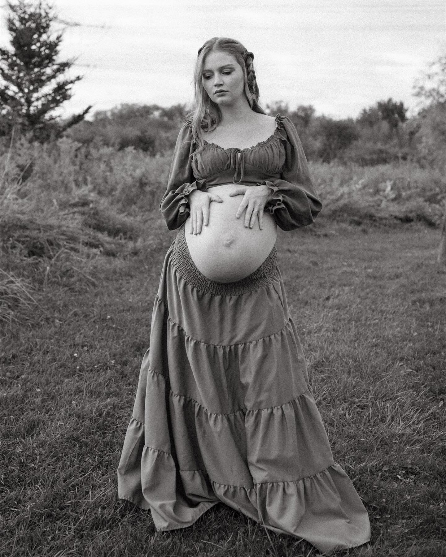 The beauty of an expecting mama is truly unmatched. Isn&rsquo;t she stunning?!🔥

Thank you @teganleephotographyxo for your mentorship 🙏

Planning: @teganleephotographyxo 
Hair: @whitneymariebeauty 

Mother&rsquo;s Day minis are live! Follow the lin