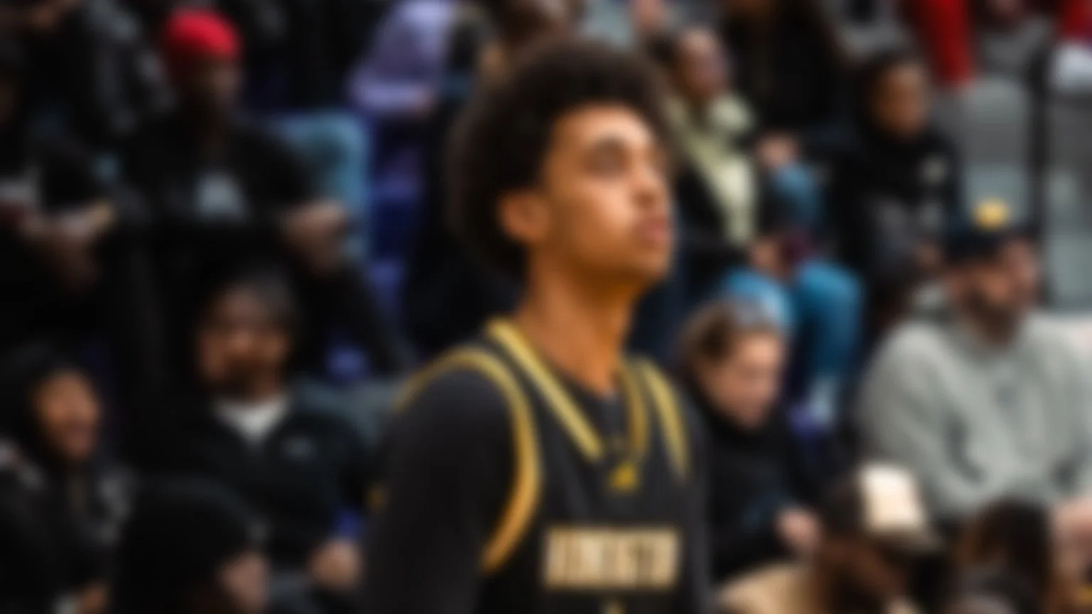 Een jonge man met een rugzak die naar voren kijkt, op de achtergrond een menigte mensen in een openbare ruimte.