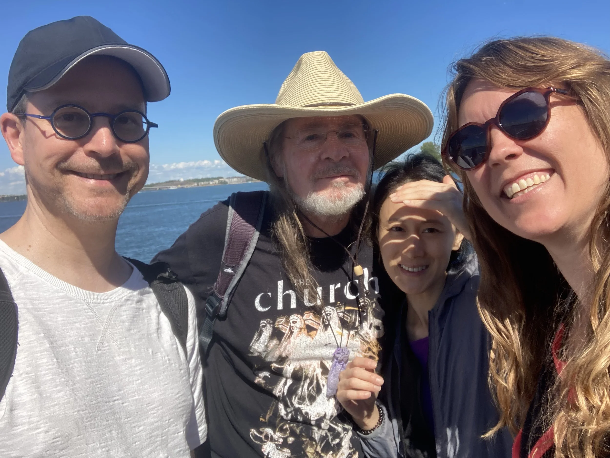 Kuvassa Ville Viinikka, Daniel Giamario vaimonsa Astrologi Lynn ja Jonna Karjunen Helsingissä kesällä 2024.