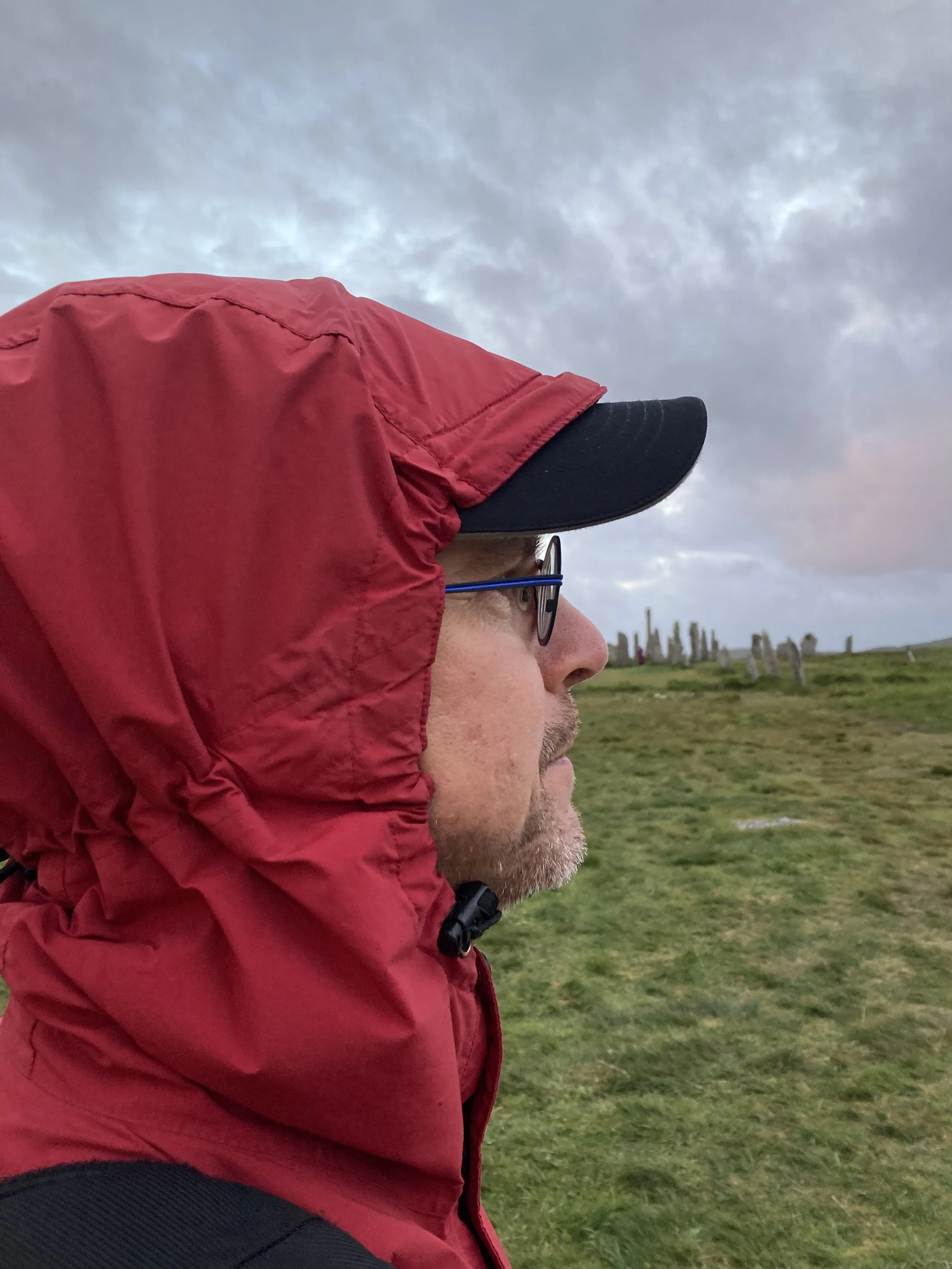 Ville Viinikka Callanishin kivikehällä Skotlannissa Kuun seisauksen aikaan 2024.