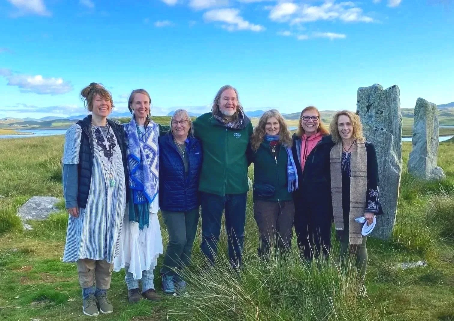 Callanish, Skotlanti, Kuun seisauksen retki2024. Kuvassa on Jonna Karjunen, muita Shamaanisia Astrologeja ja Daniel Giamario joka on tämän viitekehyksen kehittäjä.