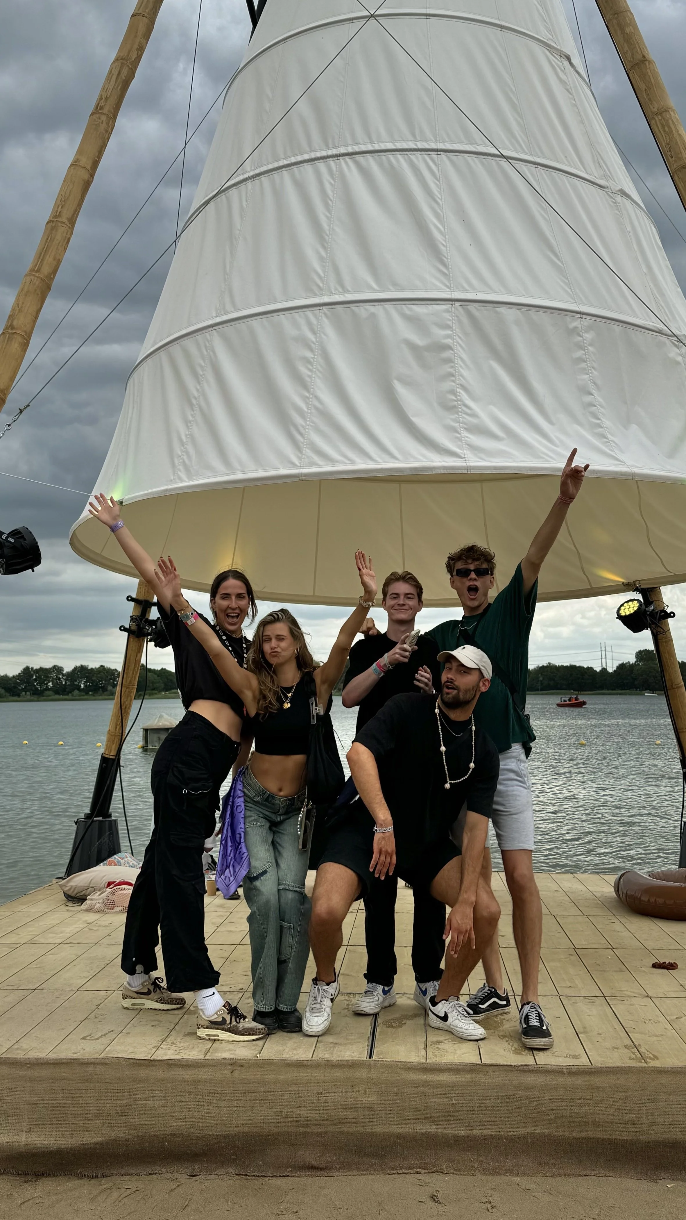 Groep mensen viert energiek samen buiten bij het water tijdens een live brand event — social first content event Lago Lago door Stronger Stories