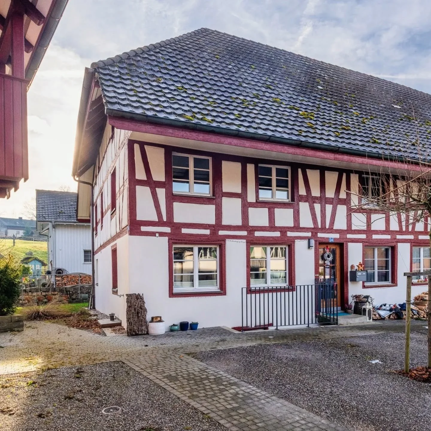 Wundersch&ouml;n saniertes Bauernhaus mit Bachanstoss aus dem Jahr 1775 vereint historischen Charme mit modernem Wohnkomfort. Auf 141 m&sup2; und 6.5 Zimmern bietet die Doppelhaush&auml;lfte grossz&uuml;gig Platz f&uuml;r die ganze Familie, originale