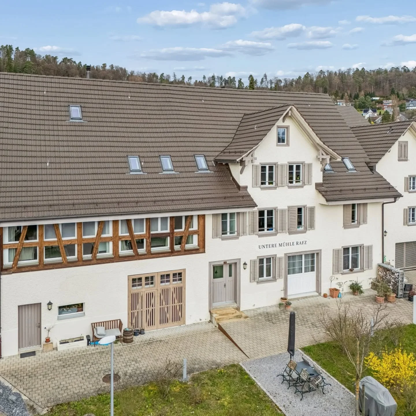 Mitten im Dorfkern von Rafz, an leicht erh&ouml;hter und sonnenverw&ouml;hnter Lage, erwartet Sie diese wundersch&ouml;ne und stilvolle 3.5-Zimmer-Wohnung. Der grossz&uuml;gige Ess- und Wohnbereich mit grossen S&uuml;d- und Westfenstern sowie die ele