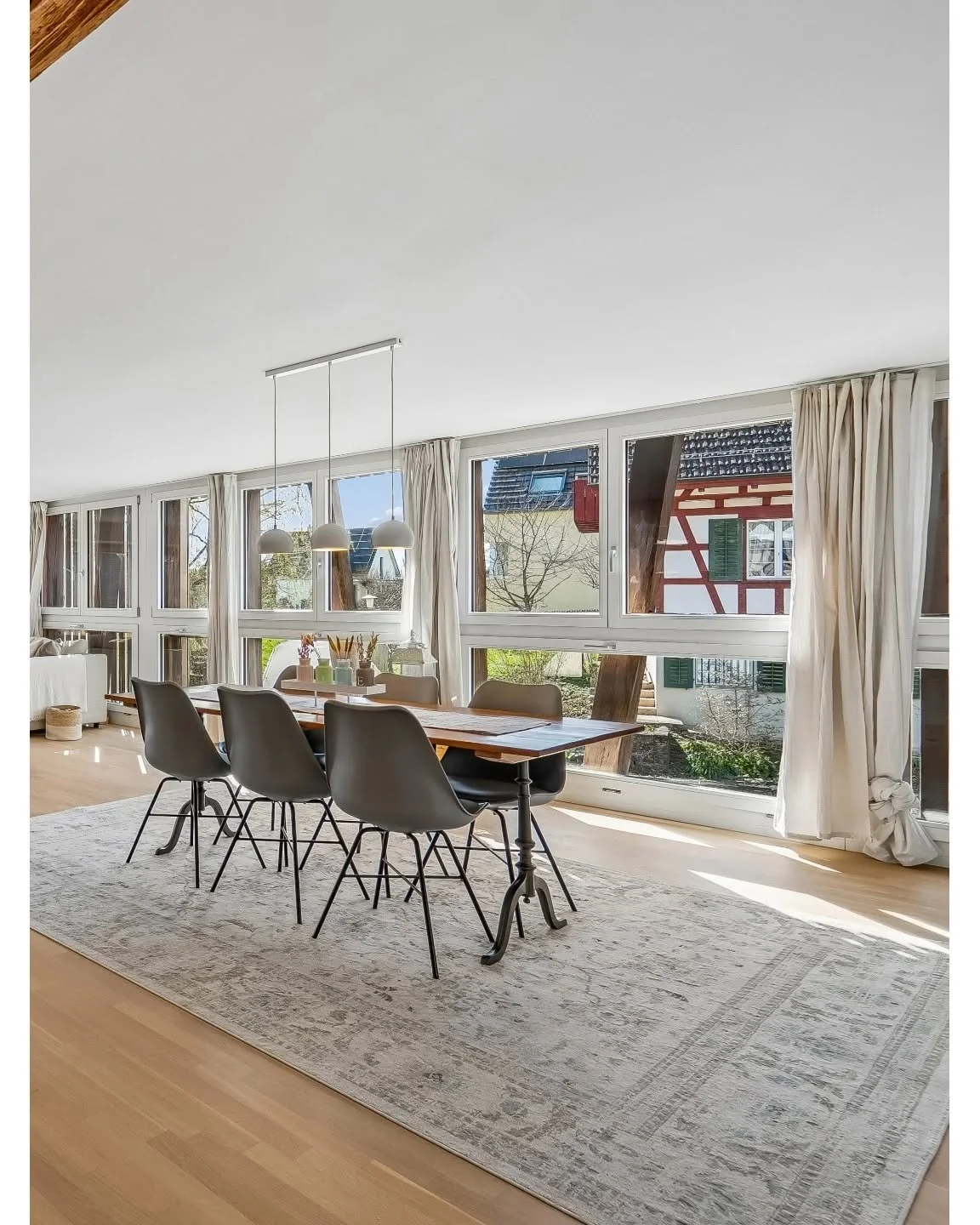 Mitten im Dorfkern von Rafz, an leicht erh&ouml;hter und sonnenverw&ouml;hnter Lage, erwartet Sie diese wundersch&ouml;ne und stilvolle 3.5-Zimmer-Wohnung.