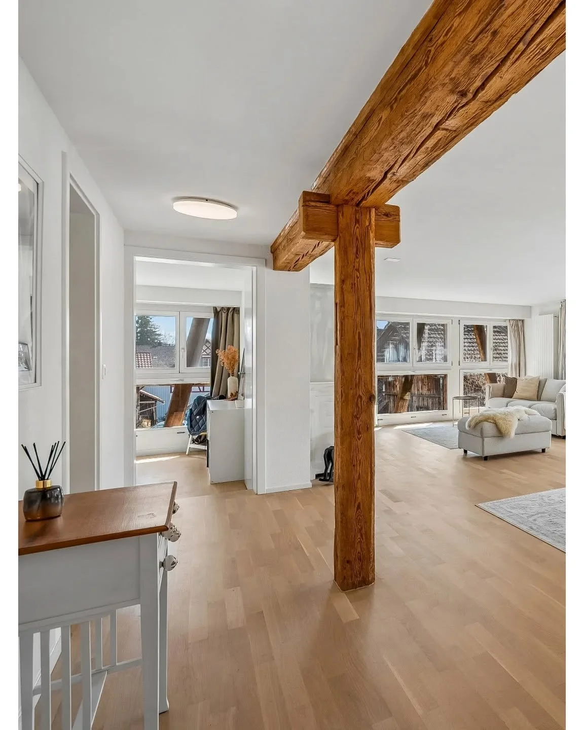 Mitten im Dorfkern von Rafz, an leicht erh&ouml;hter und sonnenverw&ouml;hnter Lage, erwartet Sie diese wundersch&ouml;ne und stilvolle 3.5-Zimmer-Wohnung.