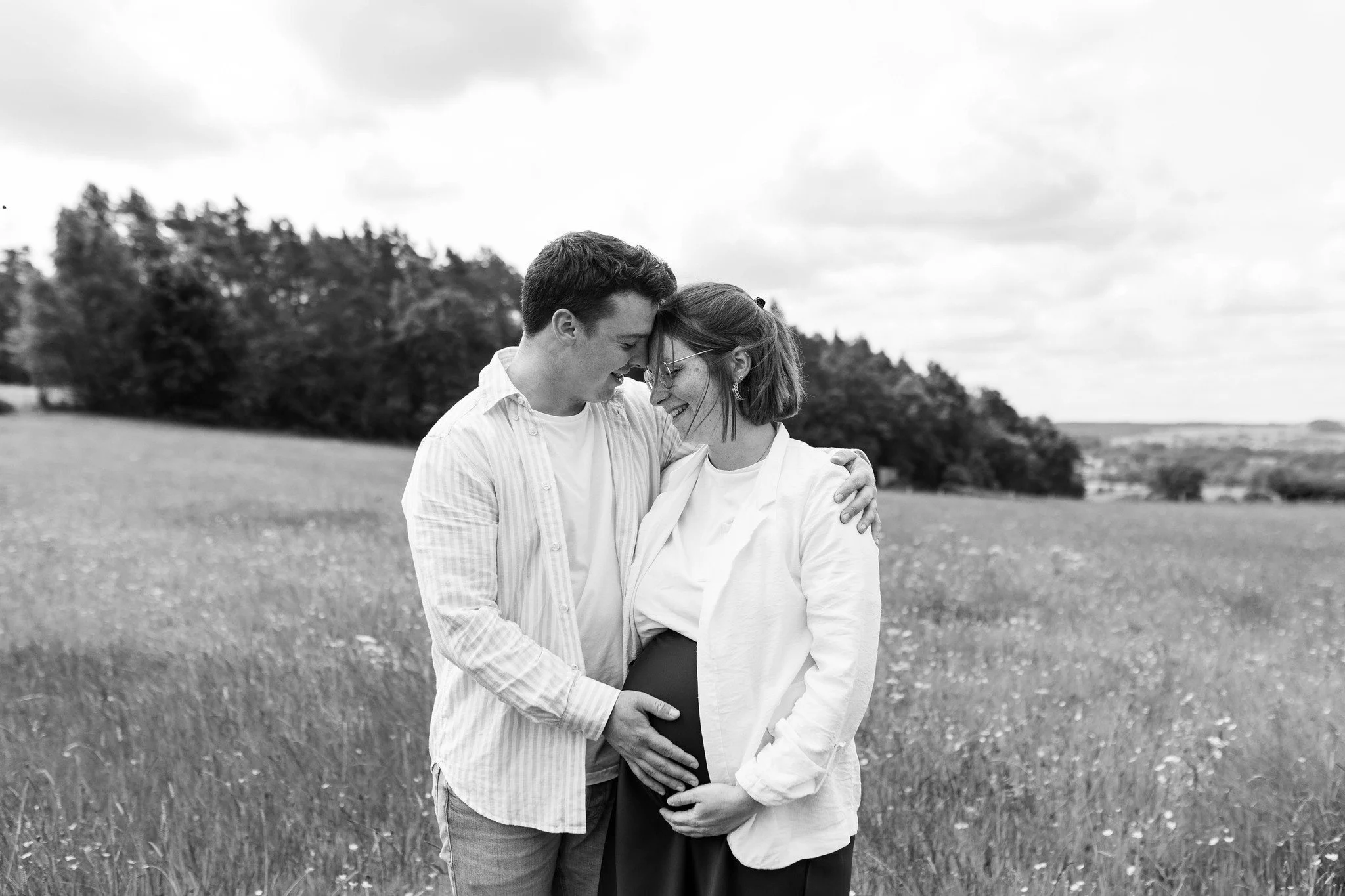 En 2022, j'immortalisais la première grossesse de Marie et Simon pour mon premier shooting solo après mes stages
Trois ans plus tard, ils ont décidé de refaire appel à moi pour cette seconde grossesse où j'ai
