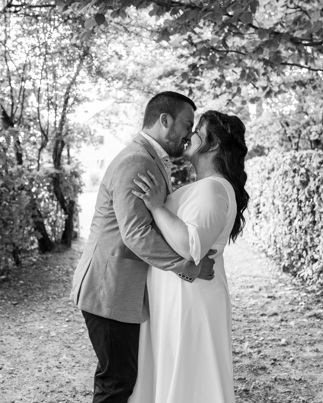 Souvenirs de mon tout premier mariage en solo, l'année dernière ✨ 
Être au cœur de vos souvenirs pour une journée aussi inoubliable me rappelle à quel point j’exerce un métier magnifique 🤍