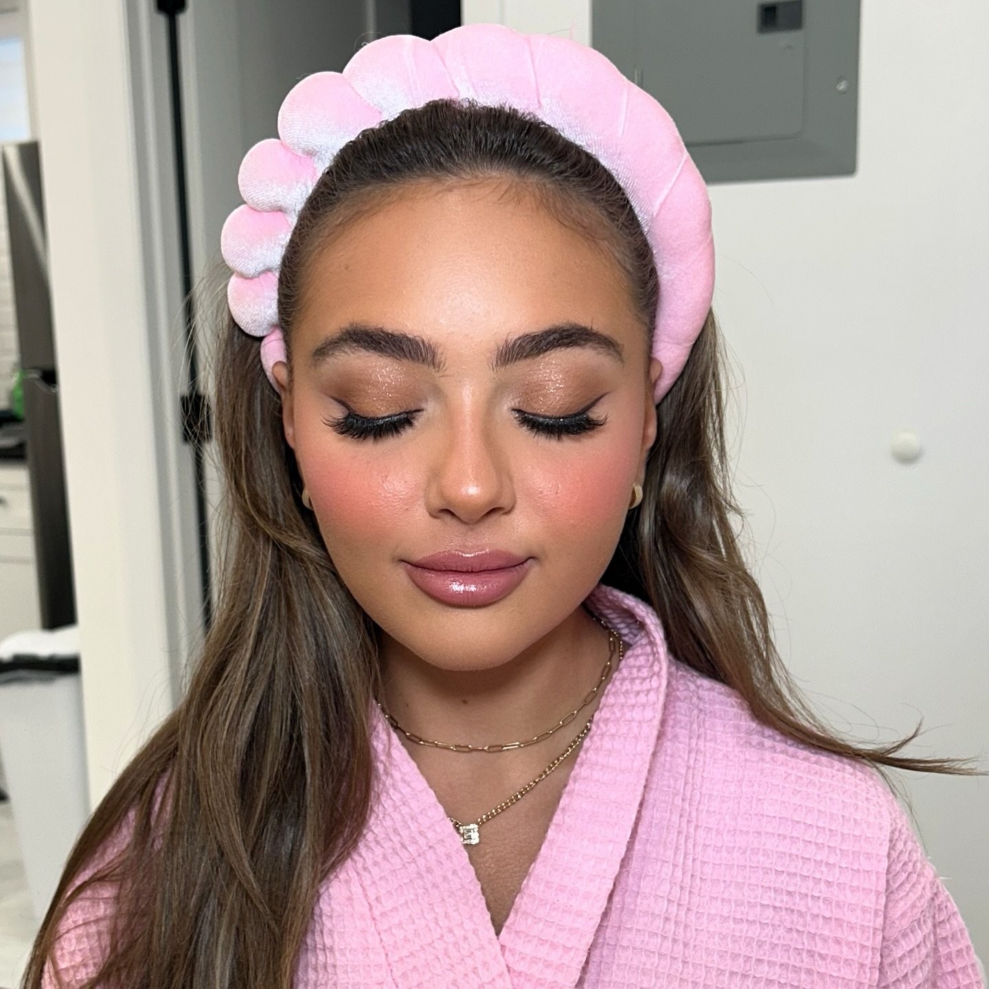 Pinky and glowy 💗✨

#makeupartist #makeup #mua #makeuptutorial #beauty #makeuplover #makeuplooks #makeupaddict #bridalmakeup #makeupwisuda #wedding #makeupideas #makeupwedding #makeuplook #fashion #weddingmakeup #photography #makeupoftheday #bride #
