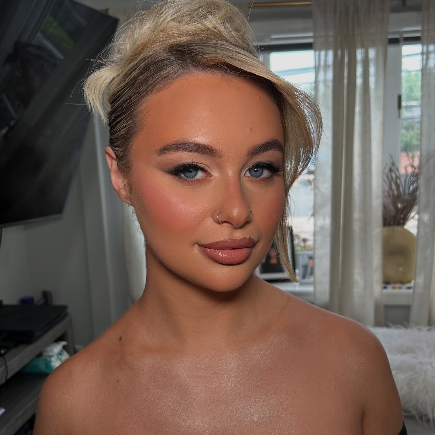 Perfection 😍 
Hair: @hairbyroxan ✨

@siimonecl 

#makeupartist #makeup #mua #makeuptutorial #beauty #makeuplover #makeuplooks #makeupaddict #bridalmakeup #makeupwisuda #wedding #makeupideas #makeupwedding #makeuplook #fashion #weddingmakeup #photogr