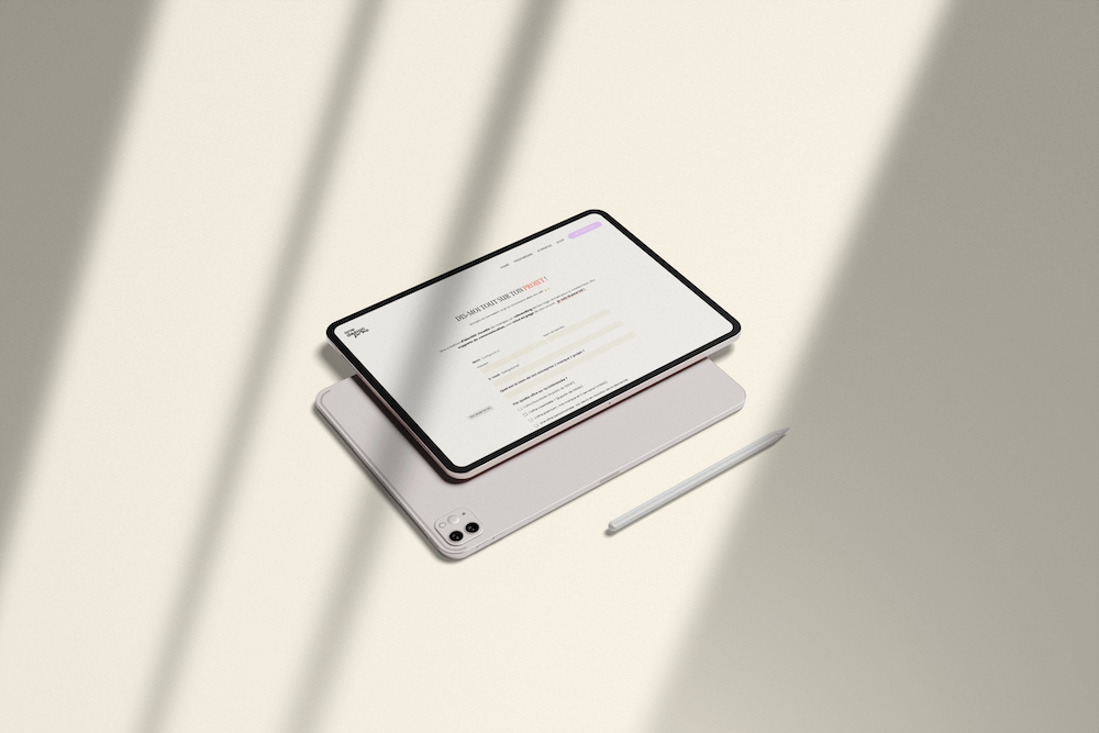 Tablette, téléphone et stylet blancs sur une surface claire avec ombres douces.